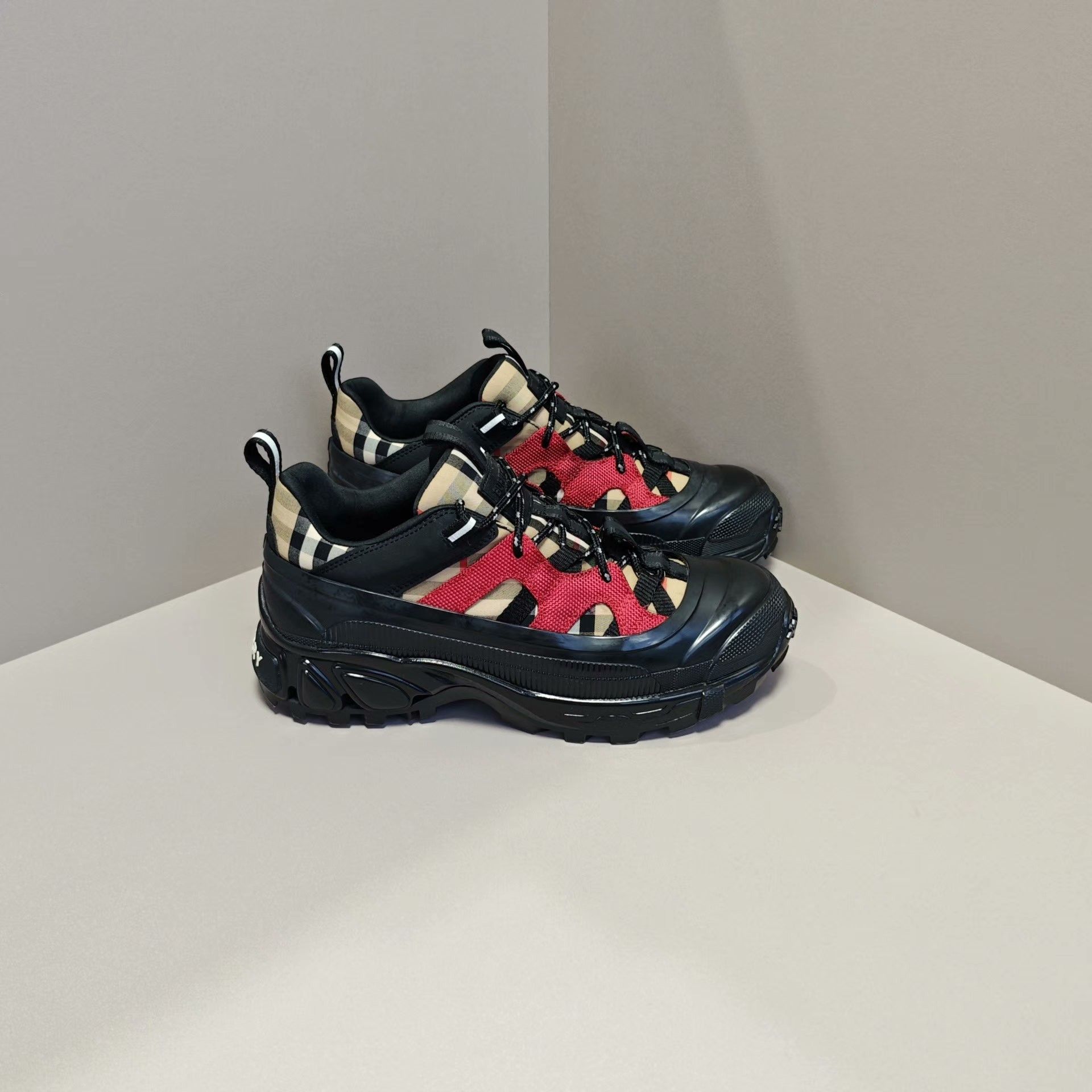 Burberry Burberry Casual Plaid Black Lowtop Sneakers us_7 Women Size US 7 / IT 37 - 4 Thumbnail