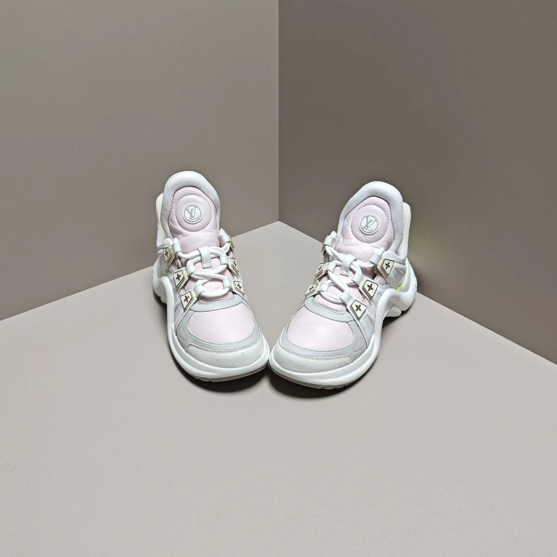 Louis Vuitton Louis Vuitton Casual Lowtop Sneakers us_6 Women Size US 6 / IT 36 - 2 Thumbnail