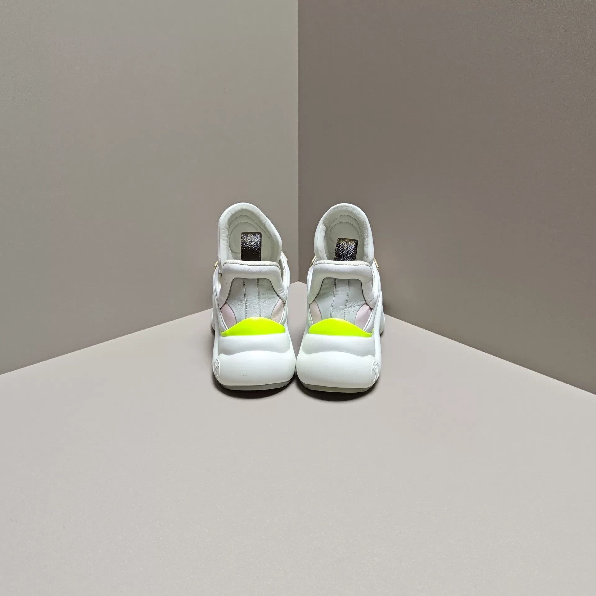 Louis Vuitton Louis Vuitton Casual Lowtop Sneakers us_6 Women Size US 6 / IT 36 - 3 Thumbnail