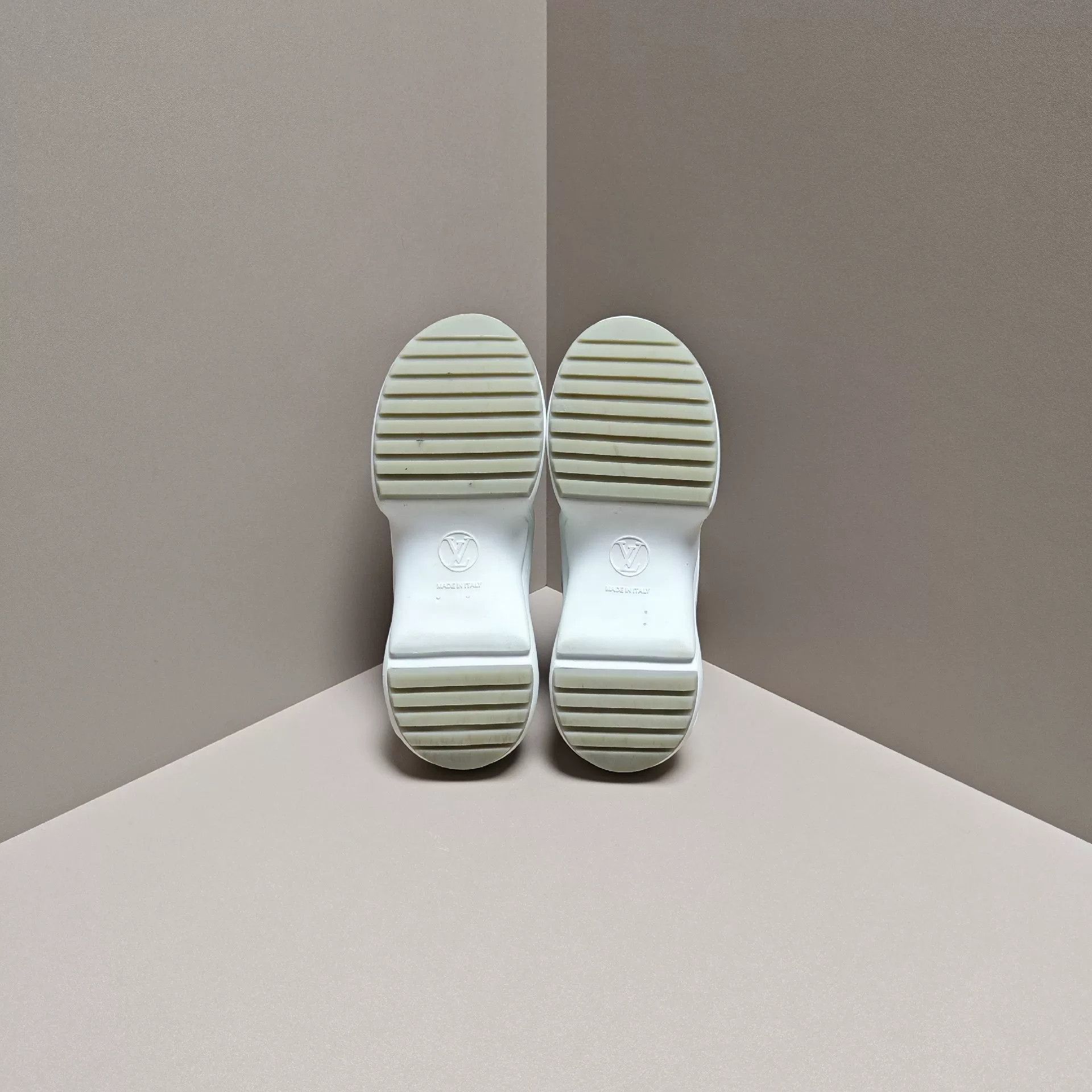 Louis Vuitton Louis Vuitton Casual Lowtop Sneakers us_6 Women Size US 6 / IT 36 - 5 Thumbnail