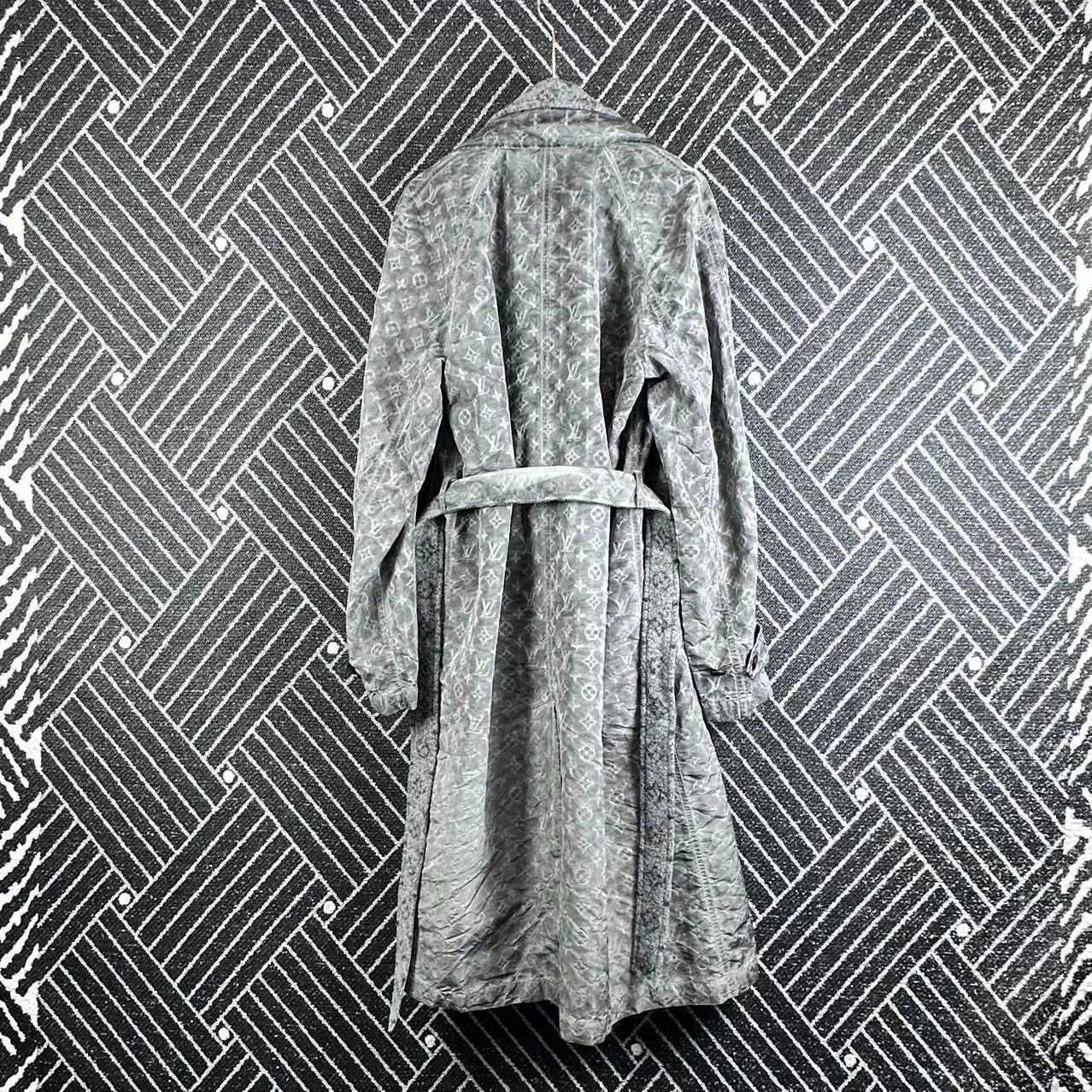 Louis Vuitton Louis Vuitton Monogram Gray Trench Coat Size M / US 6-8 / IT 42-44 - 2 Thumbnail