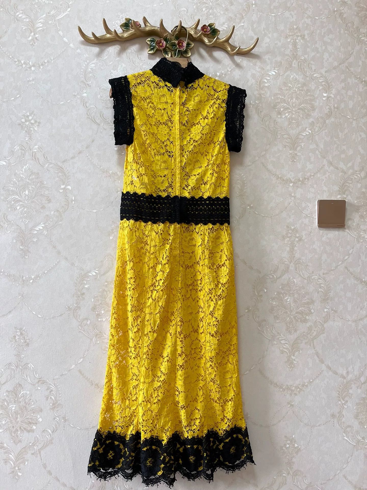 Dolce & Gabbana DG Runway Yellow Lace Dress Size M / US 6-8 / IT 42-44 - 9 Thumbnail