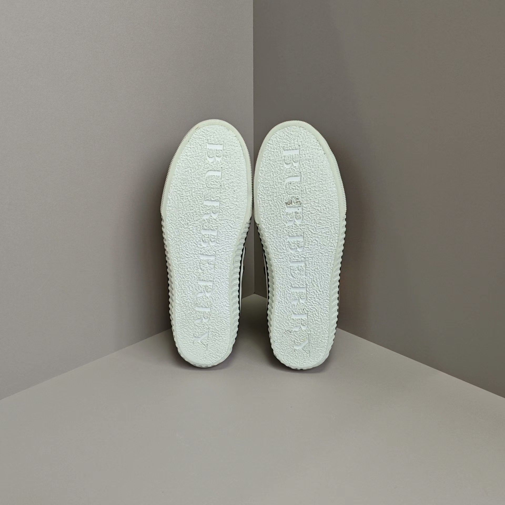 Burberry Burberry Canvas Plaid Lowtop Sneakers us_6 Women Size US 6 / IT 36 - 5 Thumbnail