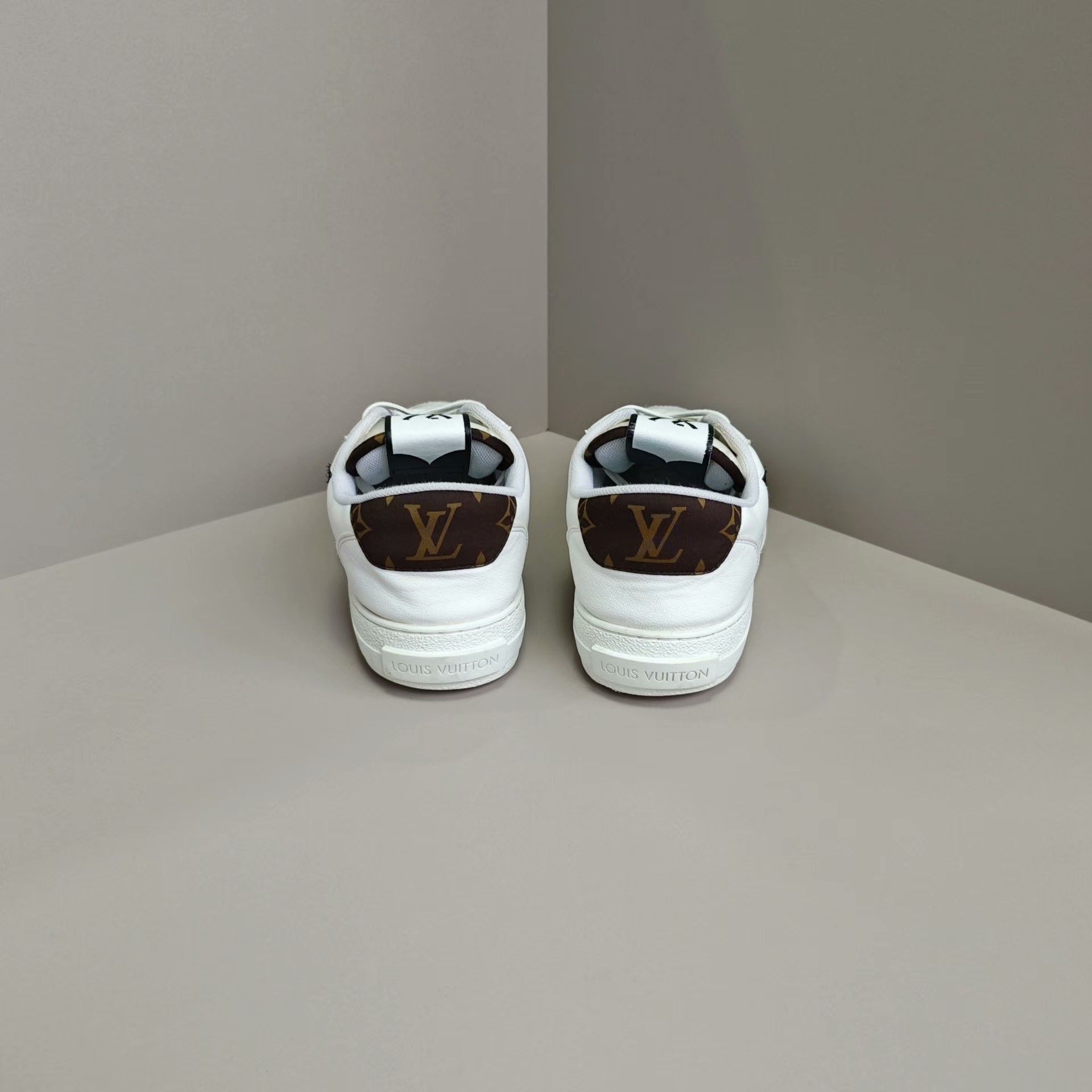 Louis Vuitton Louis Vuitton Lowtop Sneakers 9 Men Size US 9 / EU 42 - 3 Thumbnail