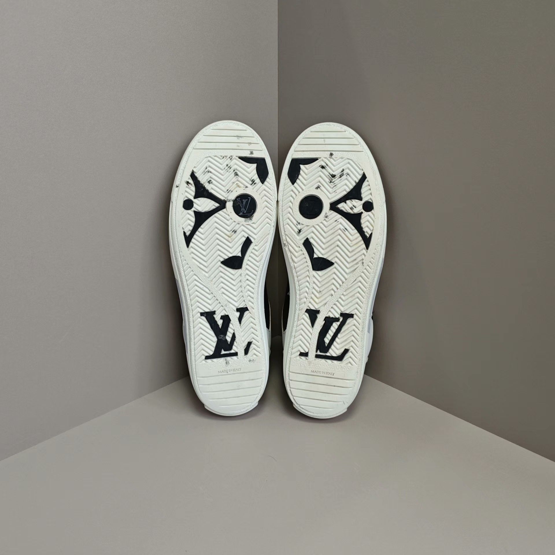 Louis Vuitton Louis Vuitton Lowtop Sneakers 9 Men Size US 9 / EU 42 - 5 Thumbnail