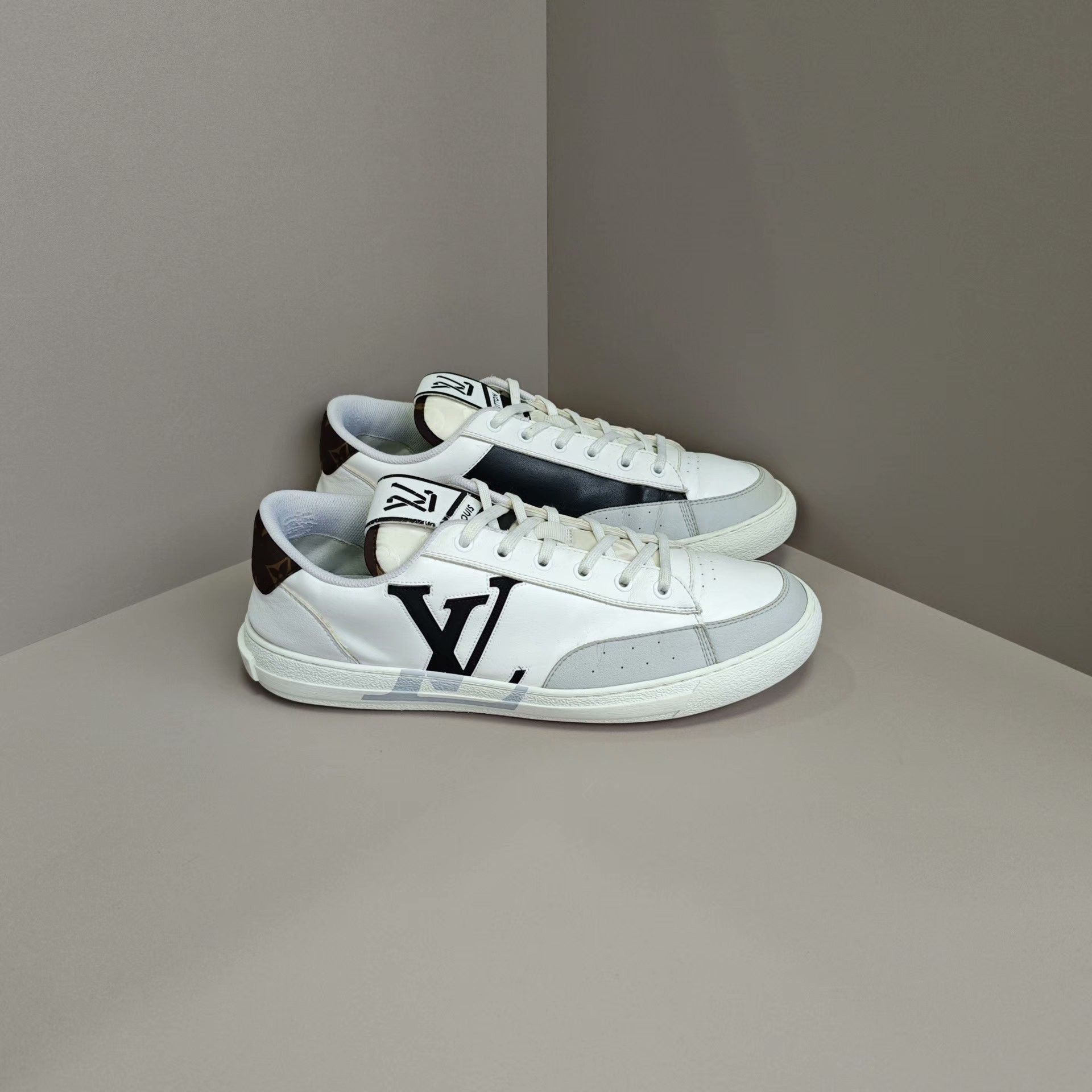 Louis Vuitton Louis Vuitton Lowtop Sneakers 9 Men Size US 9 / EU 42 - 4 Thumbnail