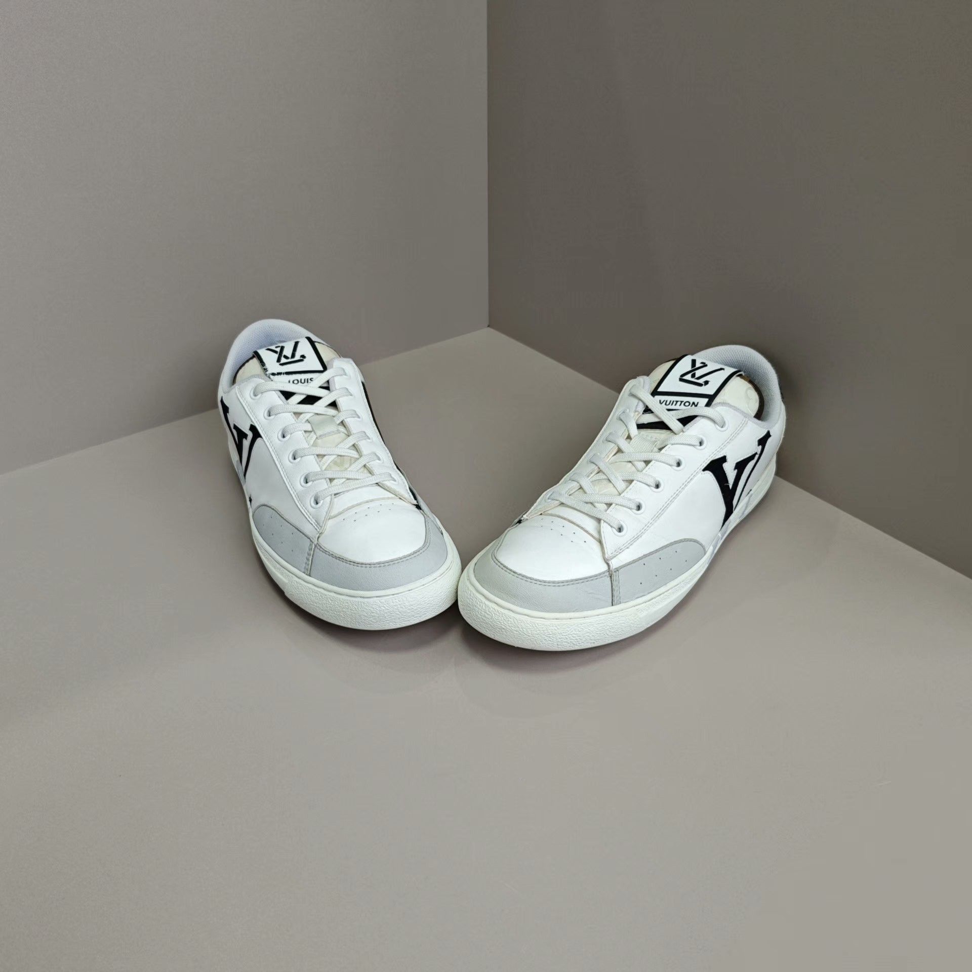 Louis Vuitton Louis Vuitton Lowtop Sneakers 9 Men Size US 9 / EU 42 - 2 Thumbnail