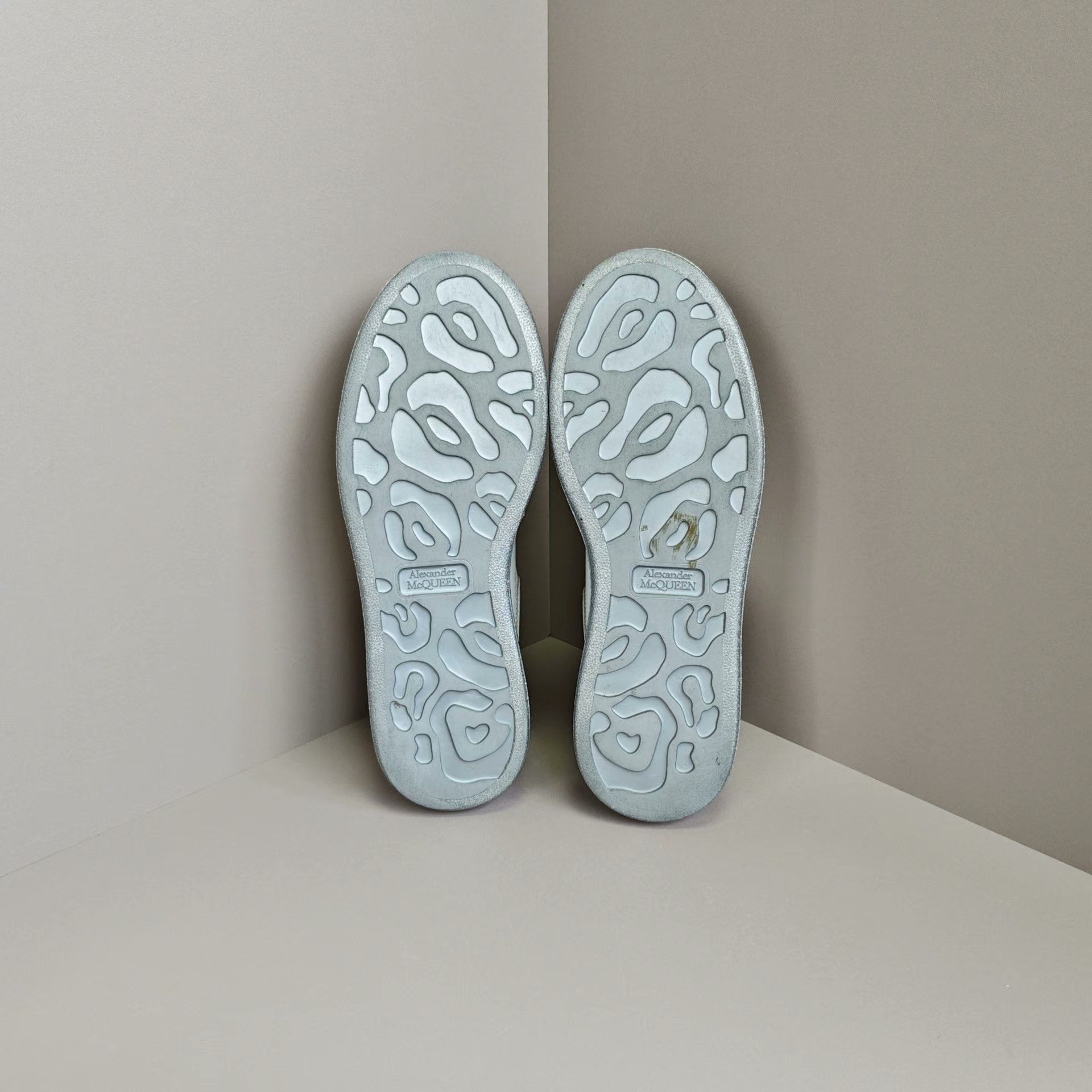 Alexander McQueen Alexander McQueen White Lowtop Sneakers us_7 Women Size US 7 / IT 37 - 5 Thumbnail