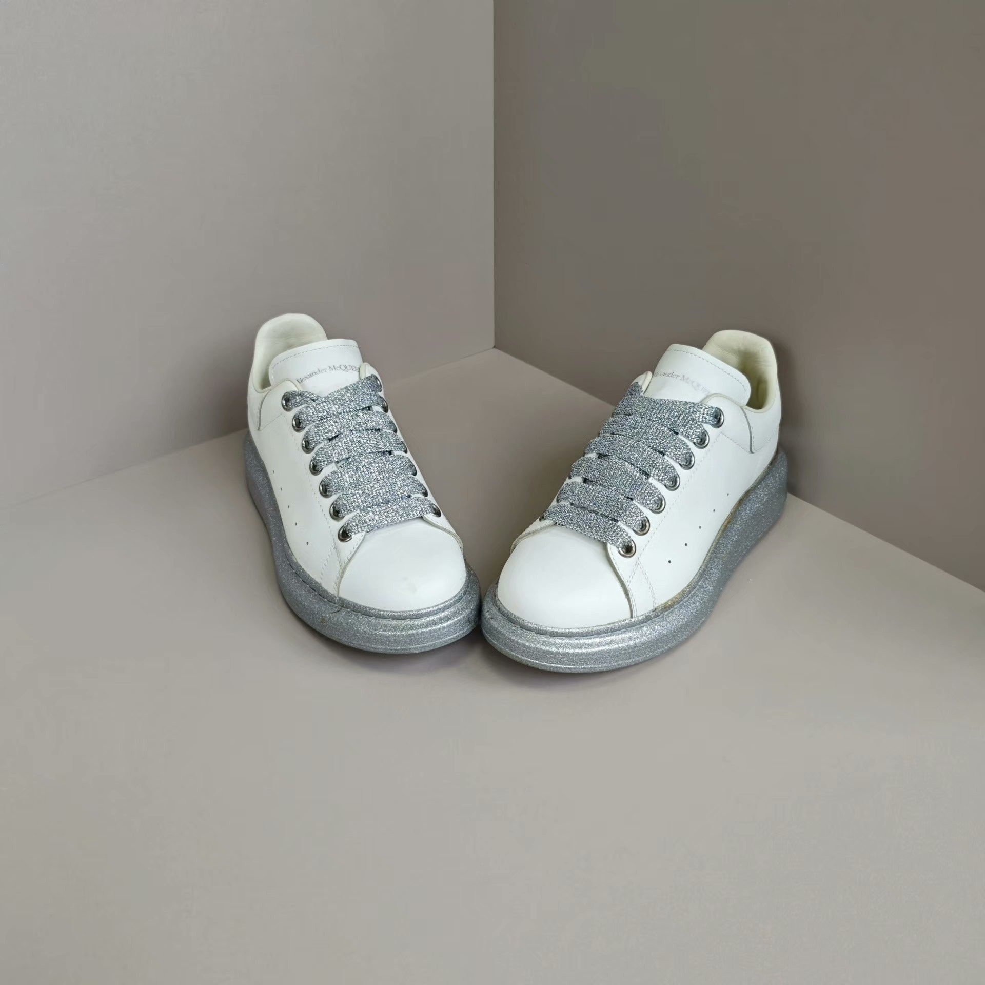 Alexander McQueen Alexander McQueen White Lowtop Sneakers us_7 Women Size US 7 / IT 37 - 2 Thumbnail