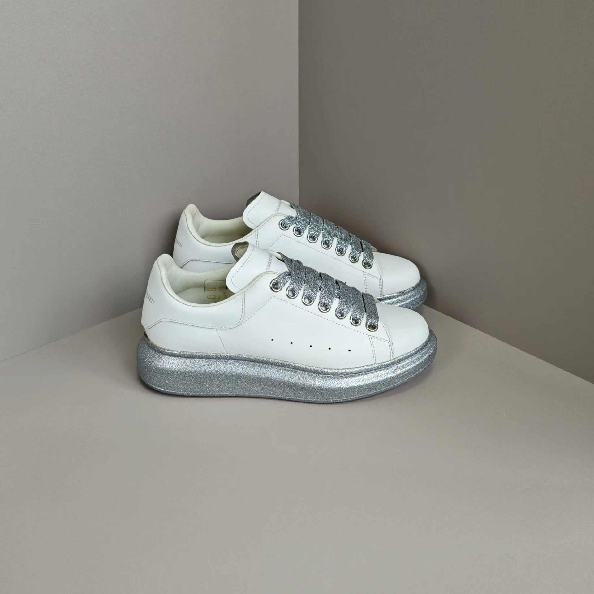 Alexander McQueen Alexander McQueen White Lowtop Sneakers us_7 Women Size US 7 / IT 37 - 4 Thumbnail