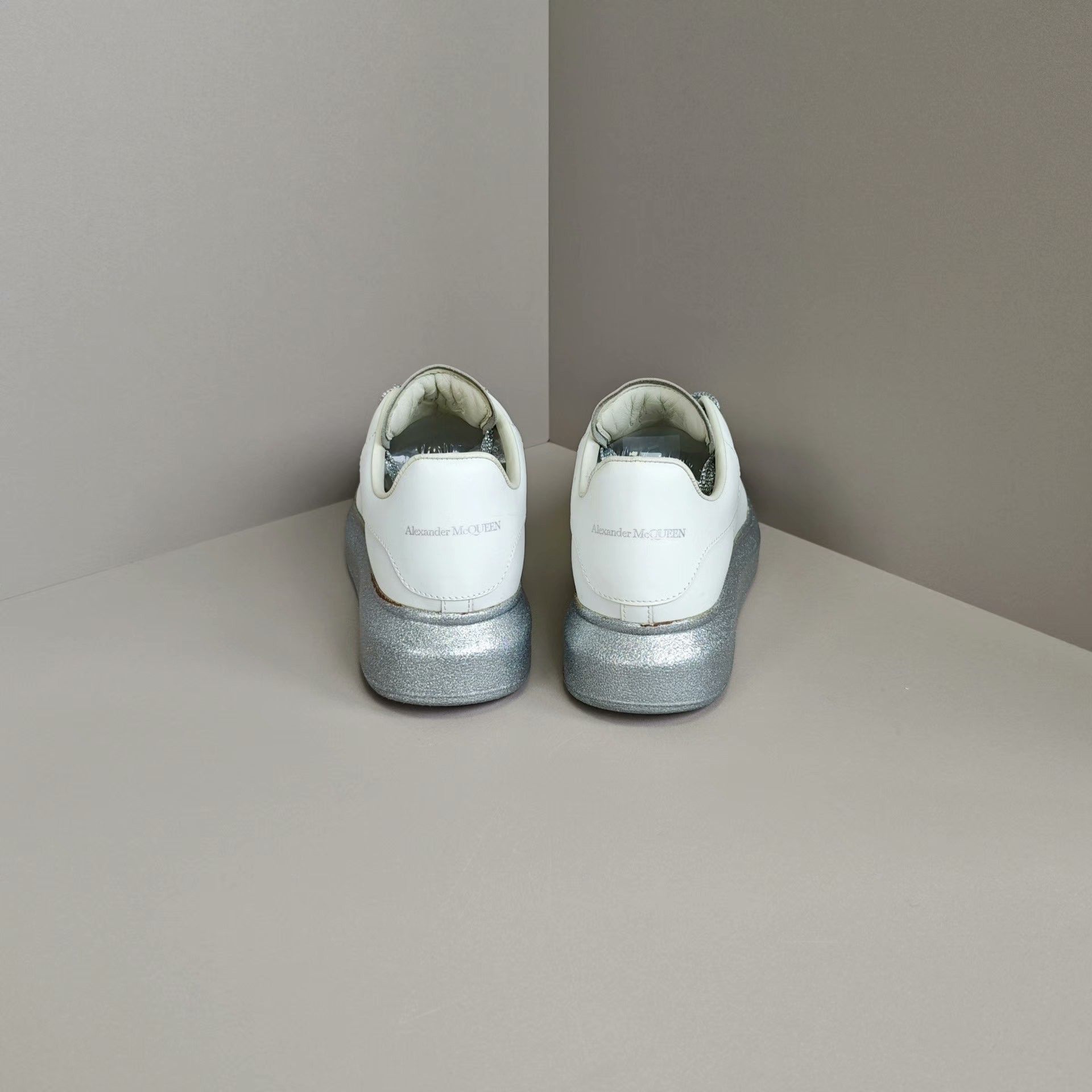 Alexander McQueen Alexander McQueen White Lowtop Sneakers us_7 Women Size US 7 / IT 37 - 3 Thumbnail