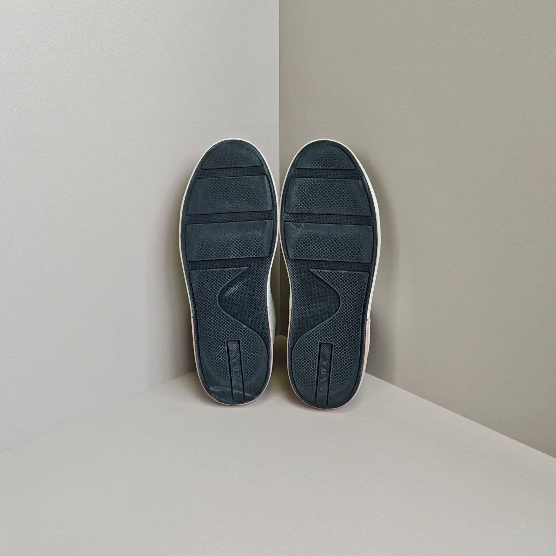 Prada Prada Lowtop Sneakers us_7 Women Size US 7 / IT 37 - 5 Thumbnail