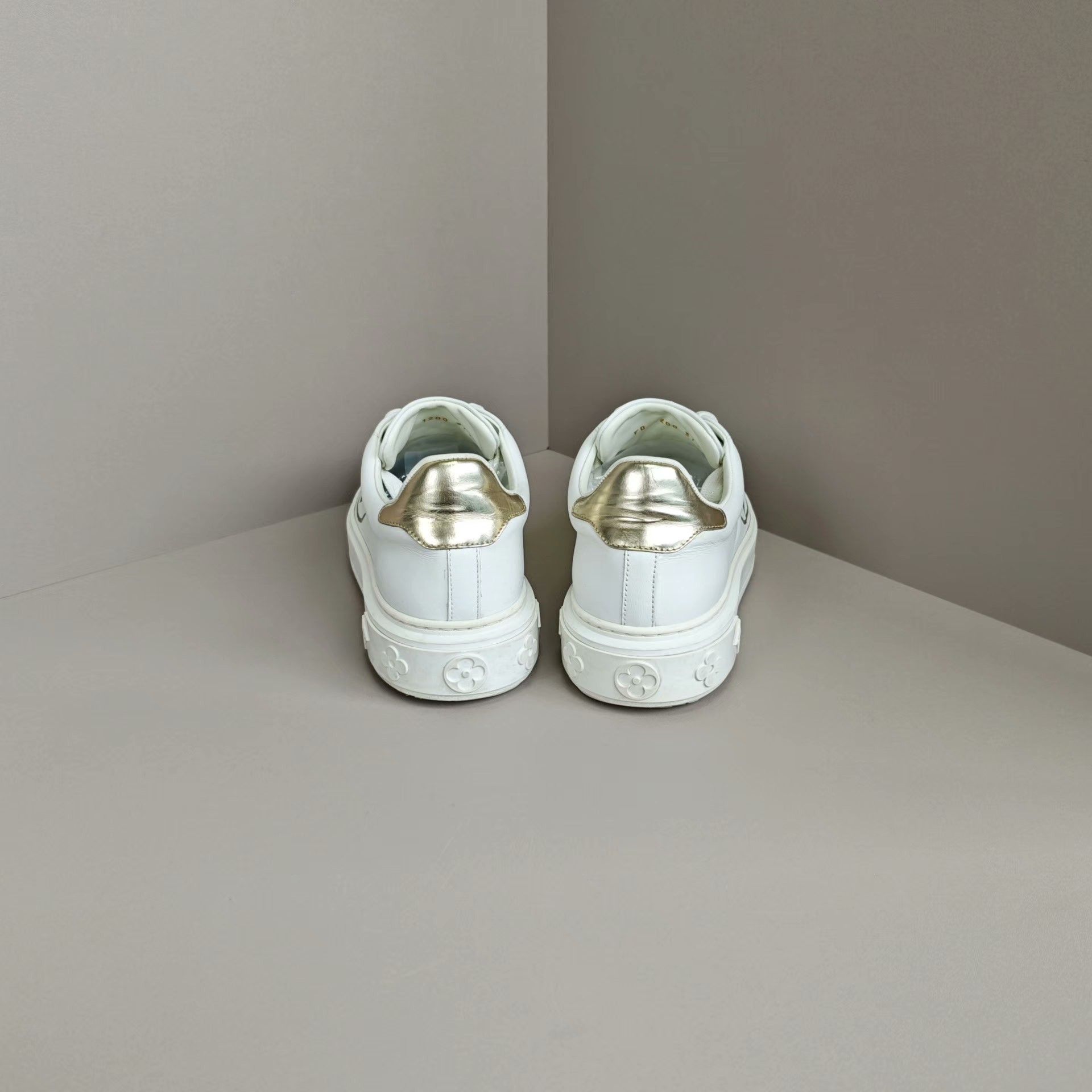 Louis Vuitton Louis Vuitton Lowtop Sneakers us_7 Women Size US 7 / IT 37 - 3 Thumbnail