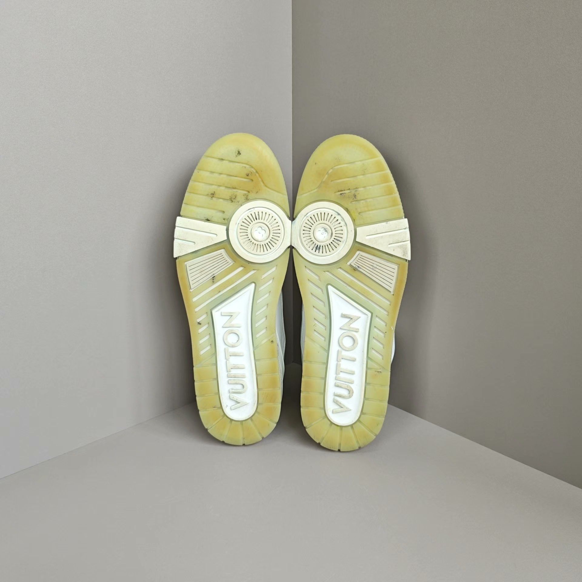 Louis Vuitton Louis Vuitton Training White Lowtop Sneakers 9 Men Size US 9 / EU 42 - 5 Thumbnail