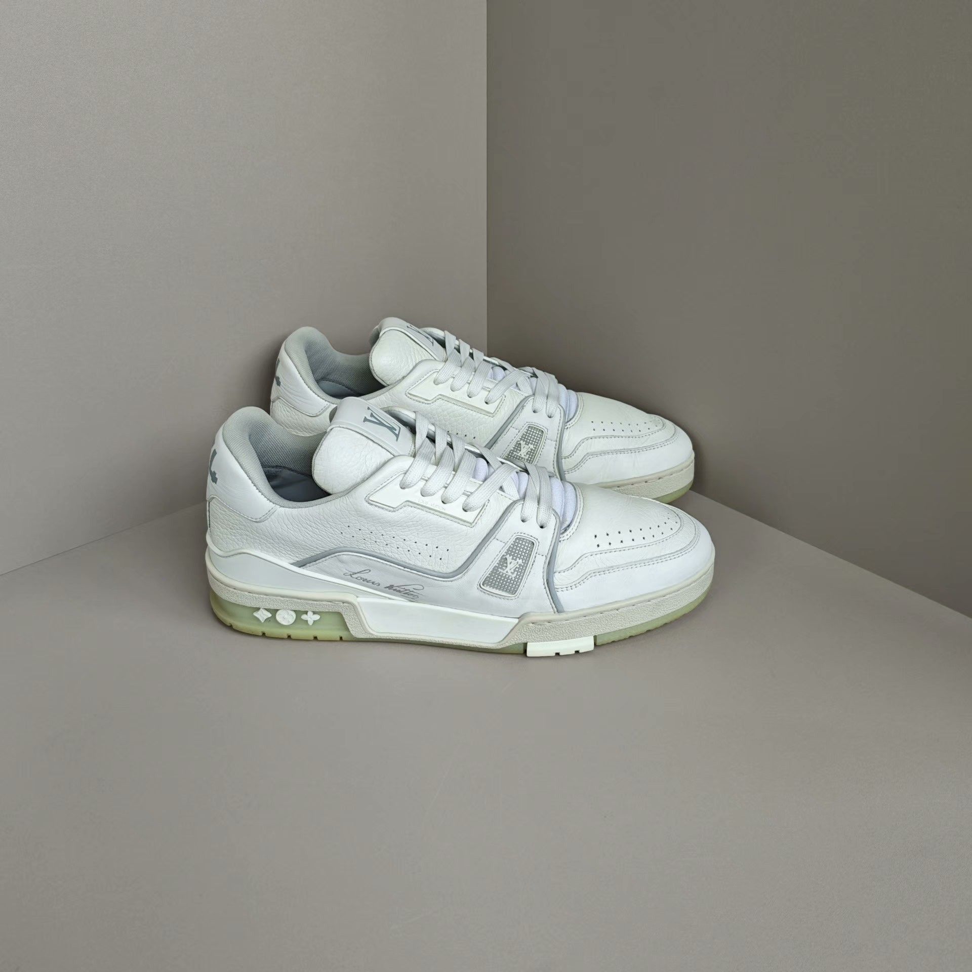 Louis Vuitton Louis Vuitton Training White Lowtop Sneakers 9 Men Size US 9 / EU 42 - 4 Thumbnail