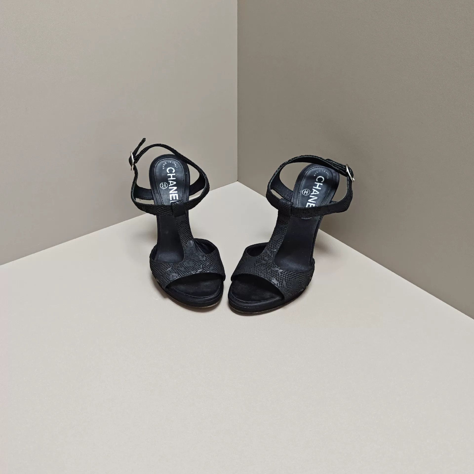 Chanel Chanel Gold Sandals us_6 Women Size US 6 / IT 36 - 2 Thumbnail