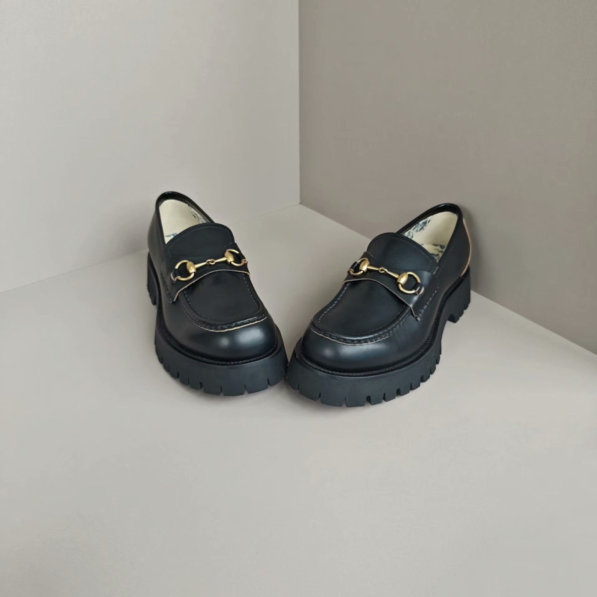 Gucci Gucci Lowtop Sneakers 9 Men Size US 9 / EU 42 - 2 Thumbnail