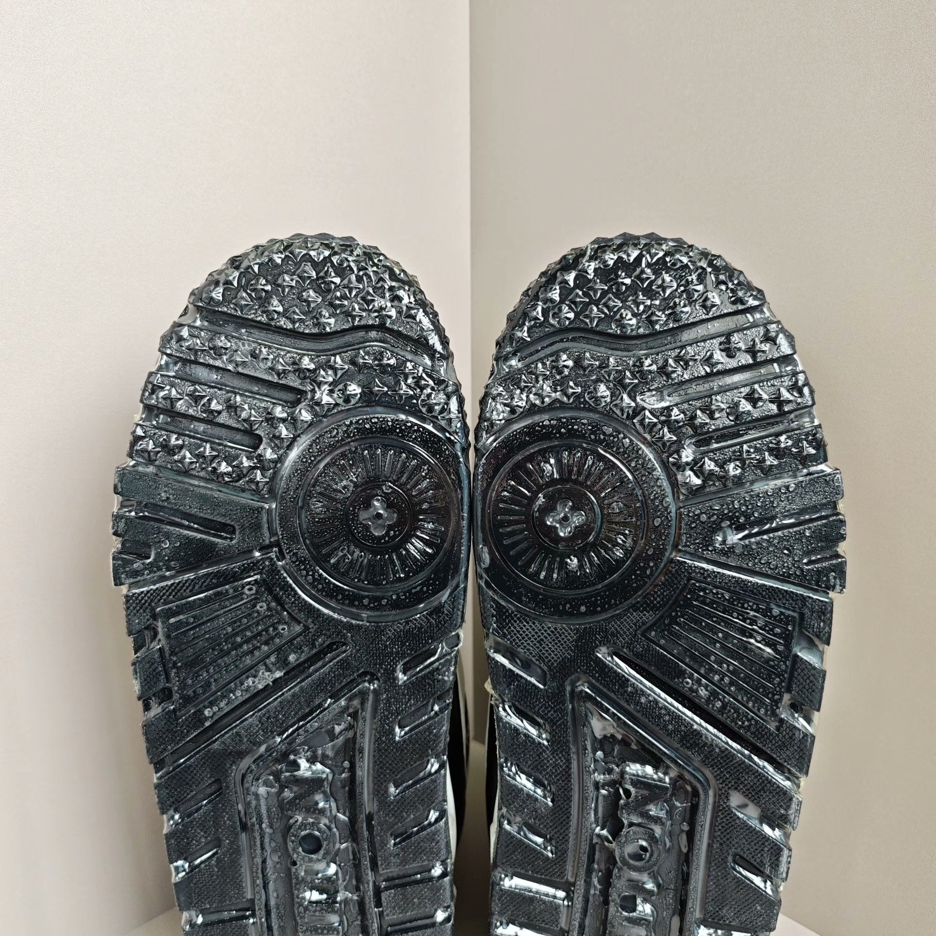 Louis Vuitton Louis Vuitton Training Black Lowtop Sneakers 12 Men Size US 12 / EU 45 - 7 Thumbnail