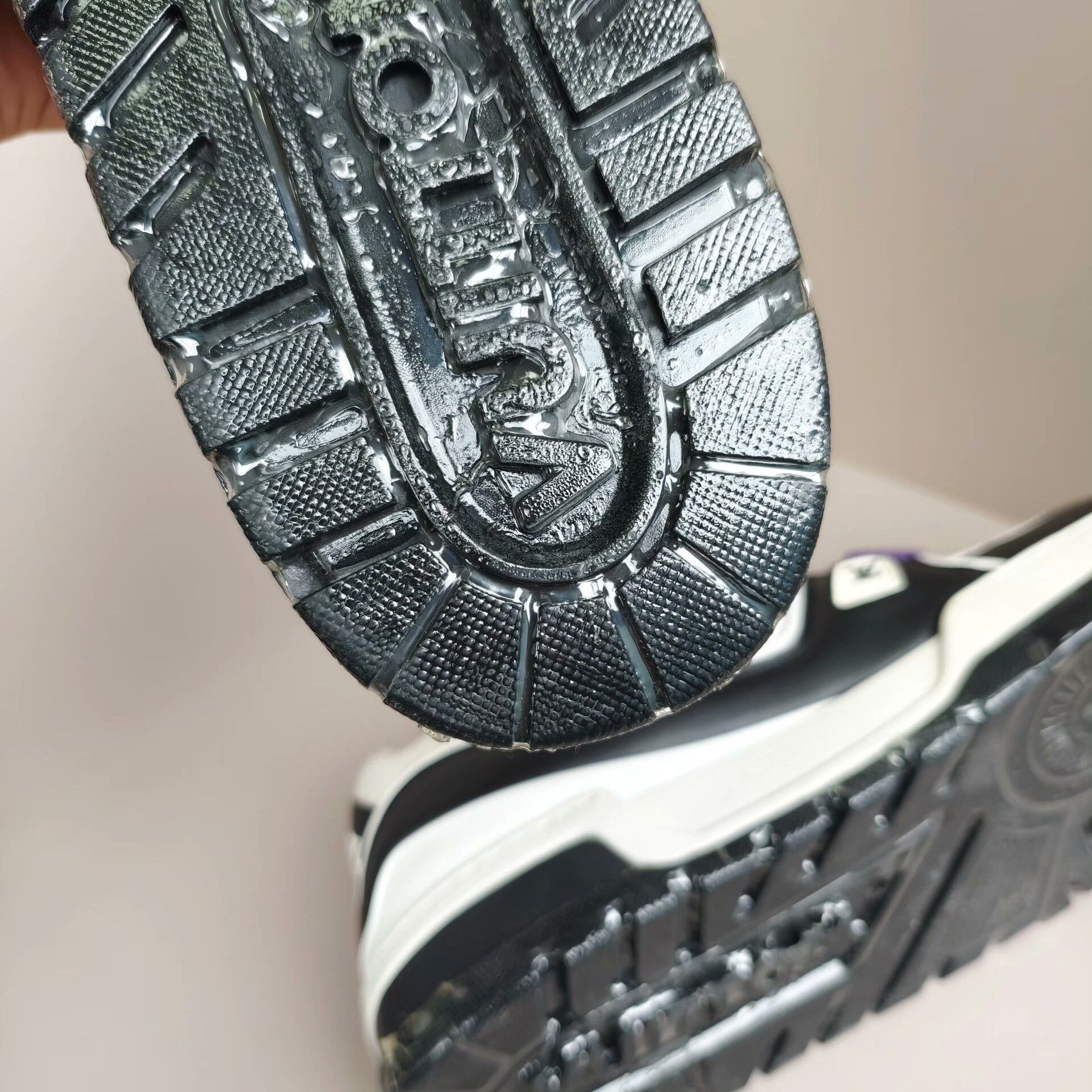 Louis Vuitton Louis Vuitton Training Black Lowtop Sneakers 12 Men Size US 12 / EU 45 - 8 Thumbnail