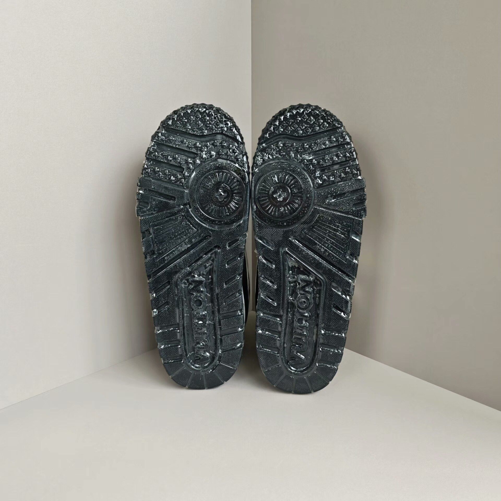 Louis Vuitton Louis Vuitton Training Black Lowtop Sneakers 12 Men Size US 12 / EU 45 - 5 Thumbnail