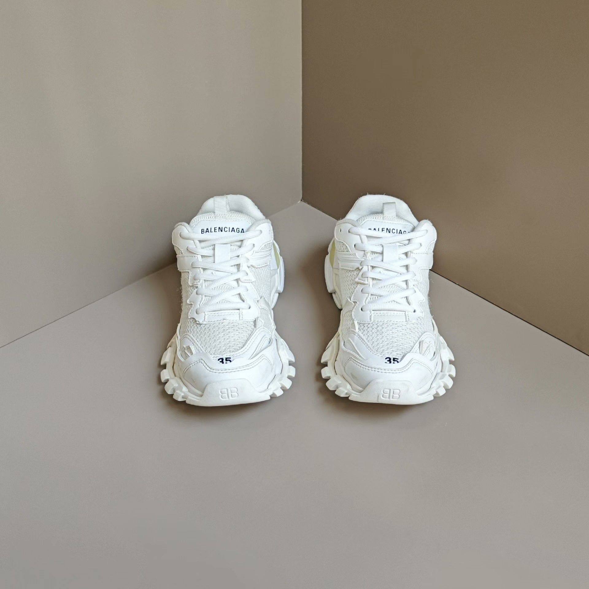 Balenciaga Balenciaga White Lowtop Sneakers us_5 Women Size US 5 / IT 35 - 2 Thumbnail