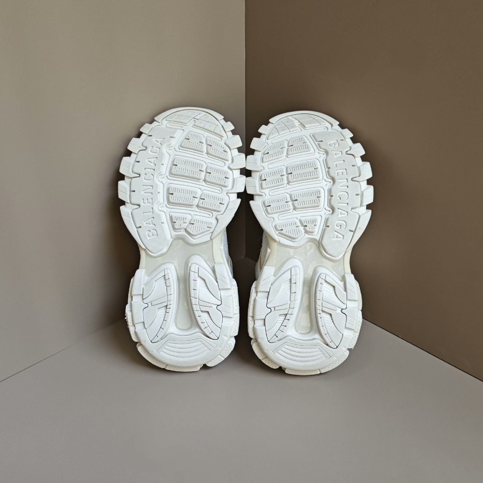 Balenciaga Balenciaga White Lowtop Sneakers us_5 Women Size US 5 / IT 35 - 5 Thumbnail