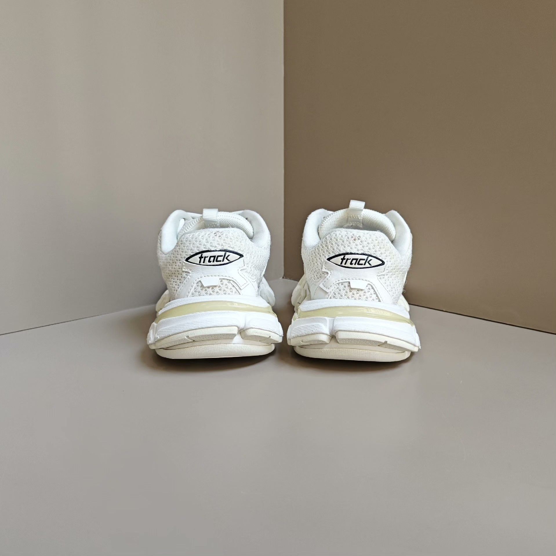 Balenciaga Balenciaga White Lowtop Sneakers us_5 Women Size US 5 / IT 35 - 3 Thumbnail