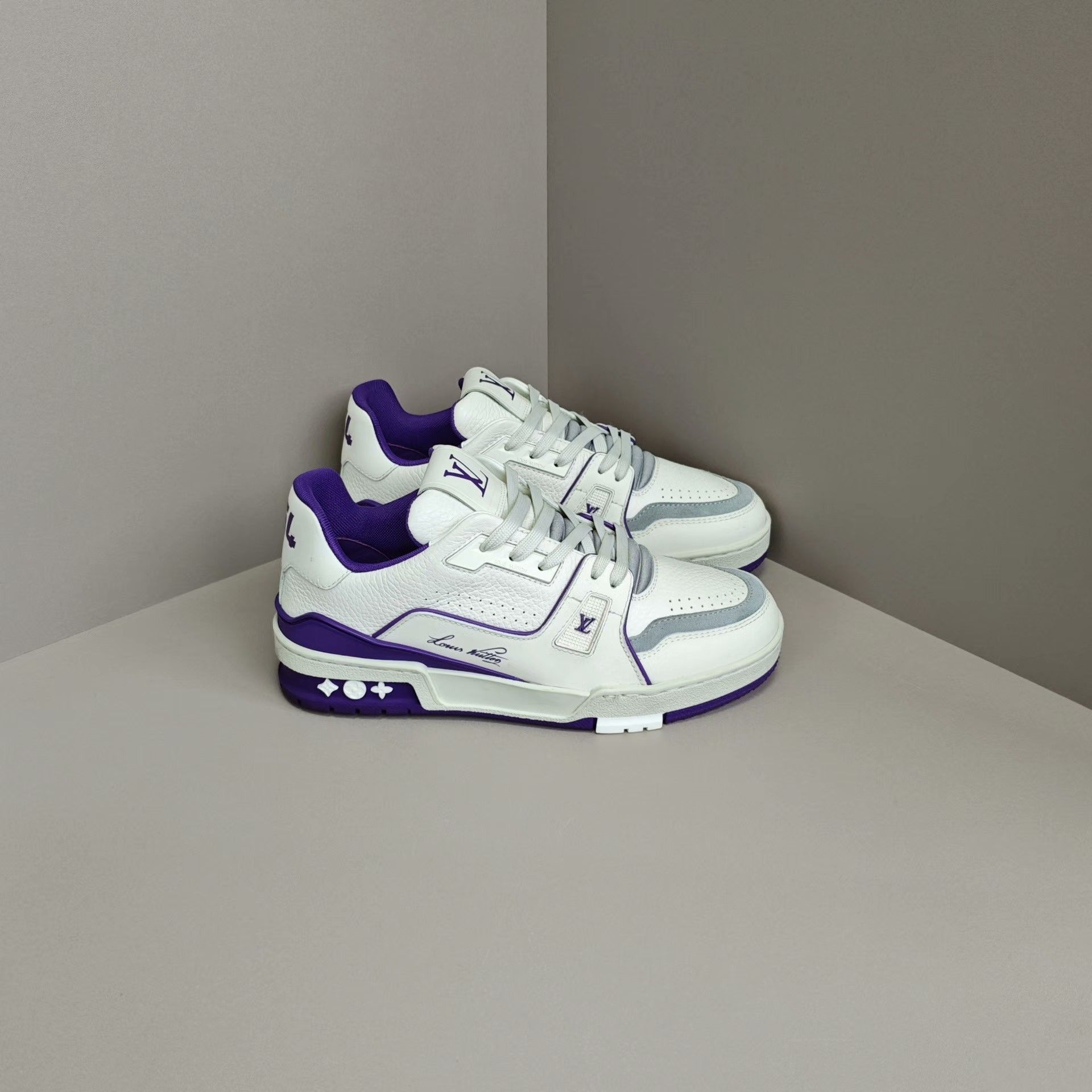Louis Vuitton Louis Vuitton Training White Lowtop Sneakers us_7 Women Size US 7 / IT 37 - 4 Thumbnail