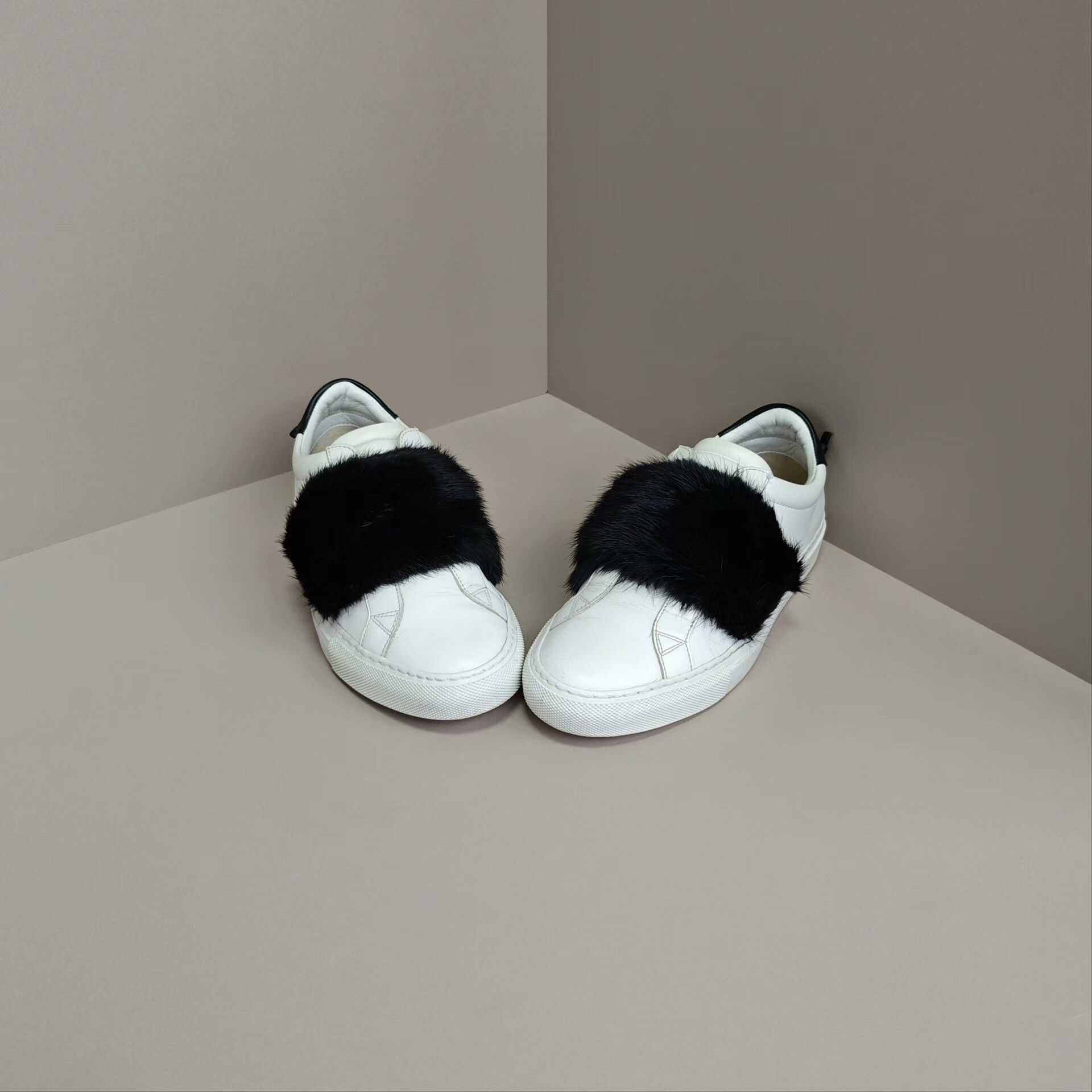 Givenchy Givenchy Lowtop Sneakers us_7 Women Size US 7 / IT 37 - 2 Thumbnail
