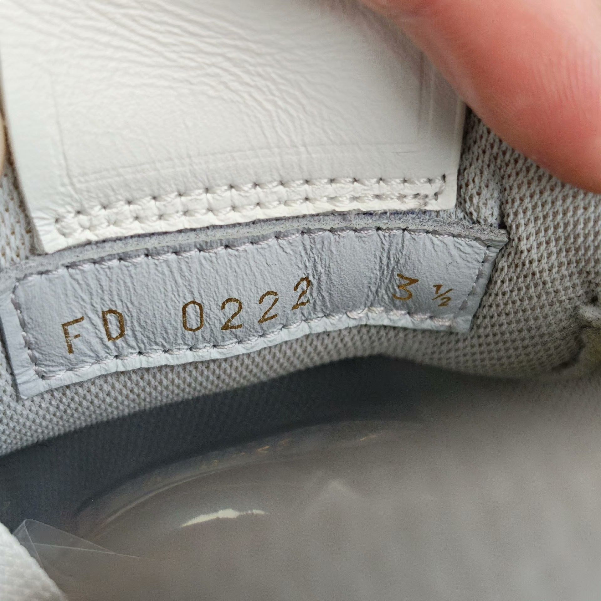 Louis Vuitton Louis Vuitton Training White Lowtop Sneakers us_7 Women Size US 7 / IT 37 - 6 Thumbnail