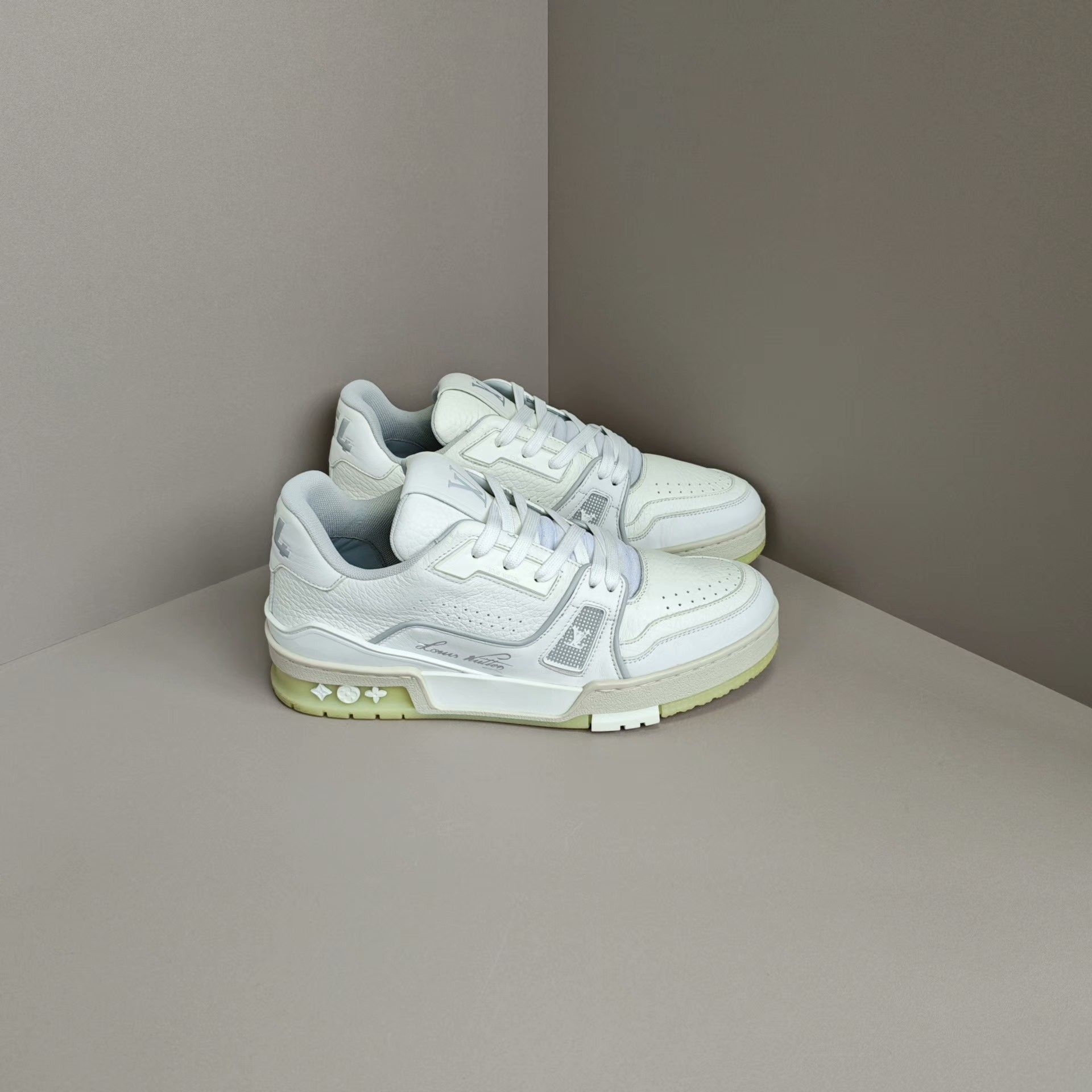 Louis Vuitton Louis Vuitton Training White Lowtop Sneakers us_7 Women Size US 7 / IT 37 - 4 Thumbnail