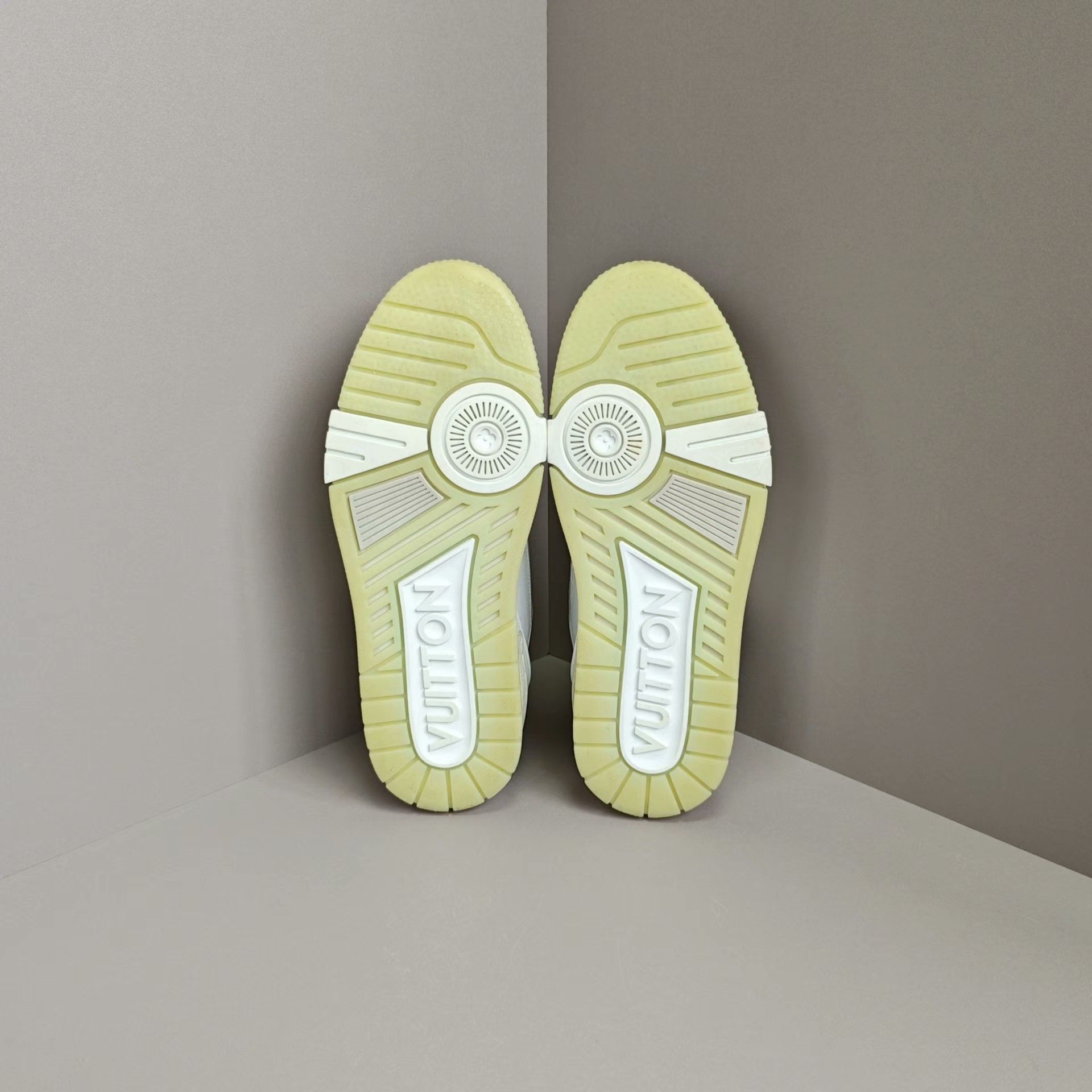 Louis Vuitton Louis Vuitton Training White Lowtop Sneakers us_7 Women Size US 7 / IT 37 - 5 Thumbnail