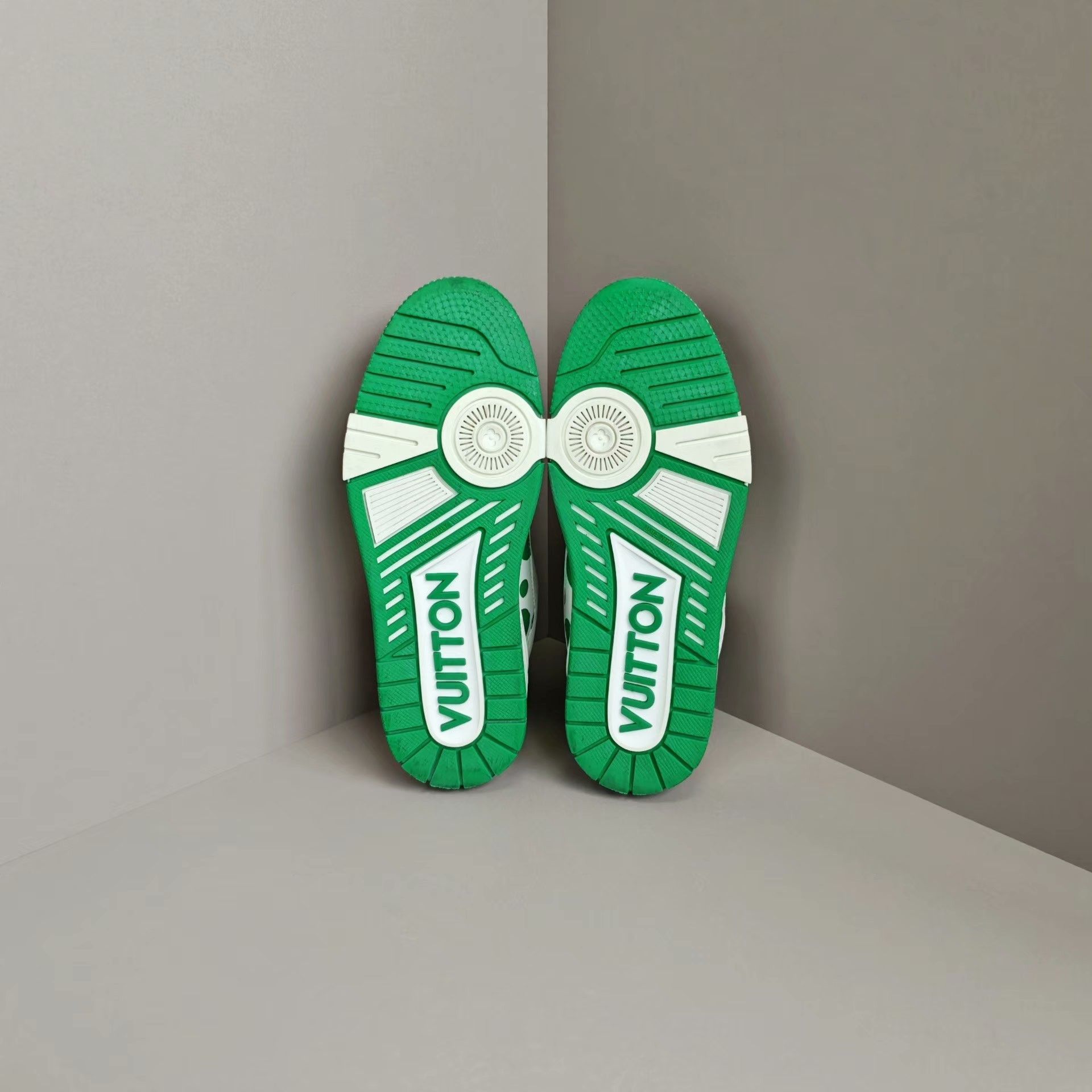 Louis Vuitton Louis Vuitton Training Green Lowtop Sneakers us_7 Women Size US 7 / IT 37 - 5 Thumbnail