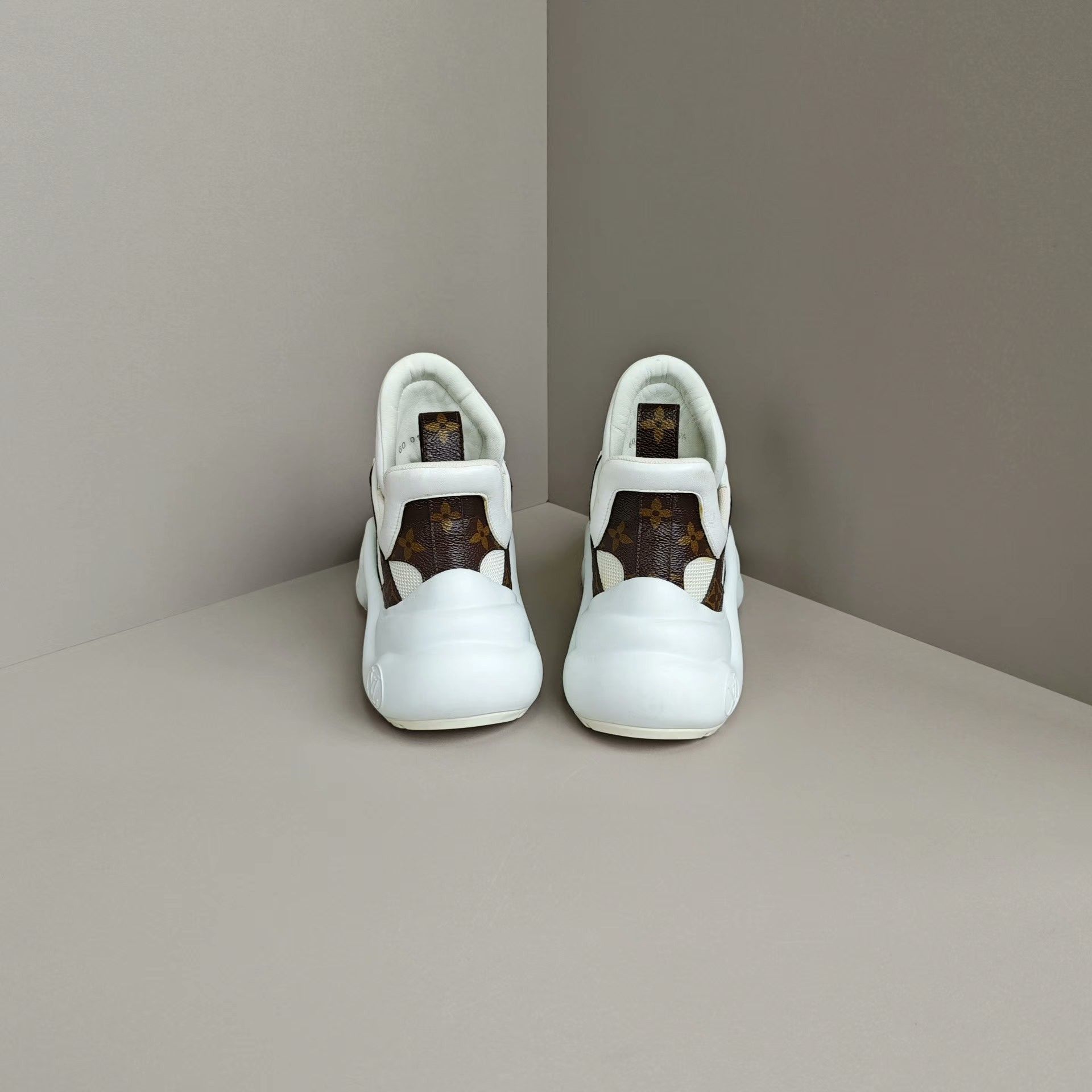 Louis Vuitton Louis Vuitton Casual Lowtop Sneakers us_5 Women Size US 5 / IT 35 - 3 Thumbnail