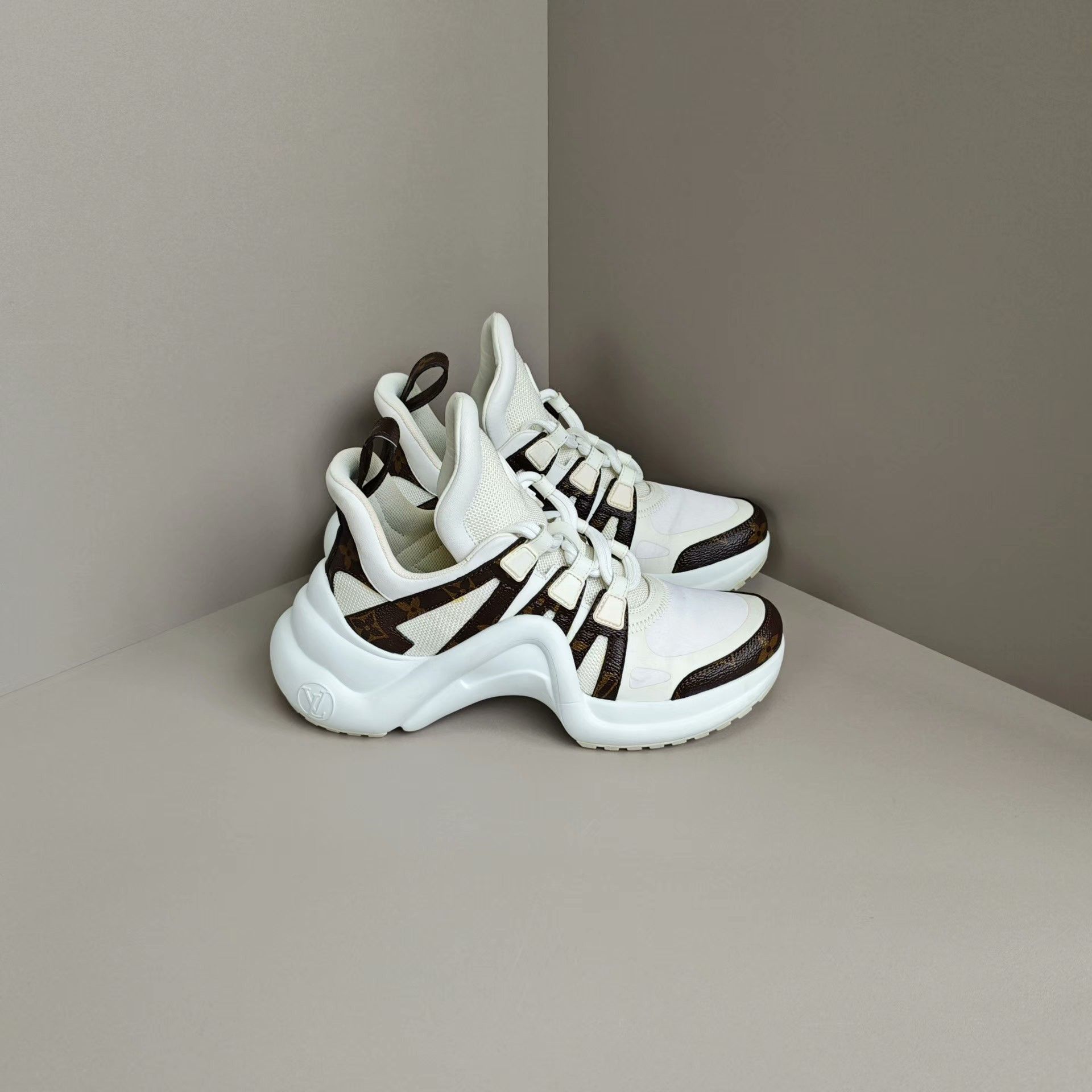 Louis Vuitton Louis Vuitton Casual Lowtop Sneakers us_5 Women Size US 5 / IT 35 - 4 Thumbnail