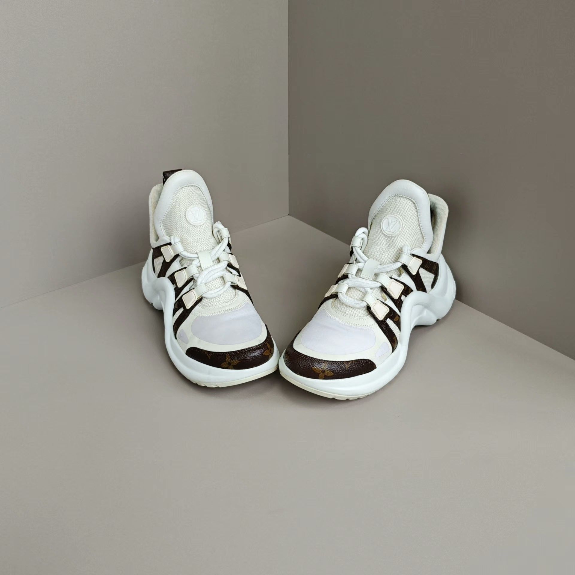 Louis Vuitton Louis Vuitton Casual Lowtop Sneakers us_5 Women Size US 5 / IT 35 - 2 Thumbnail