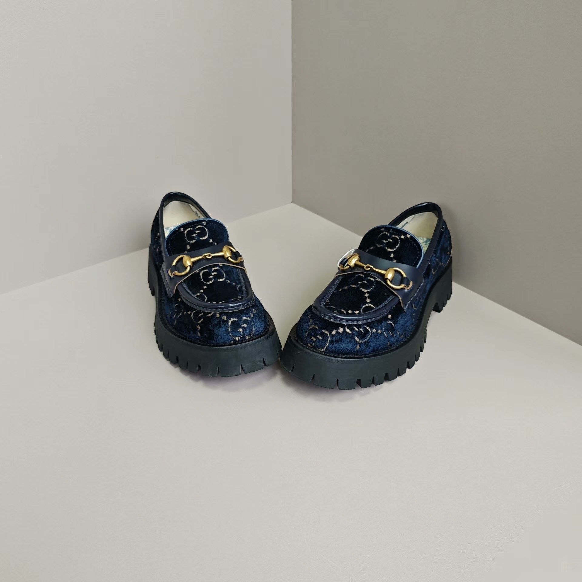 Gucci Gucci Velvet Lowtop Sneakers us_8 Women Size US 8 / IT 38 - 2 Thumbnail