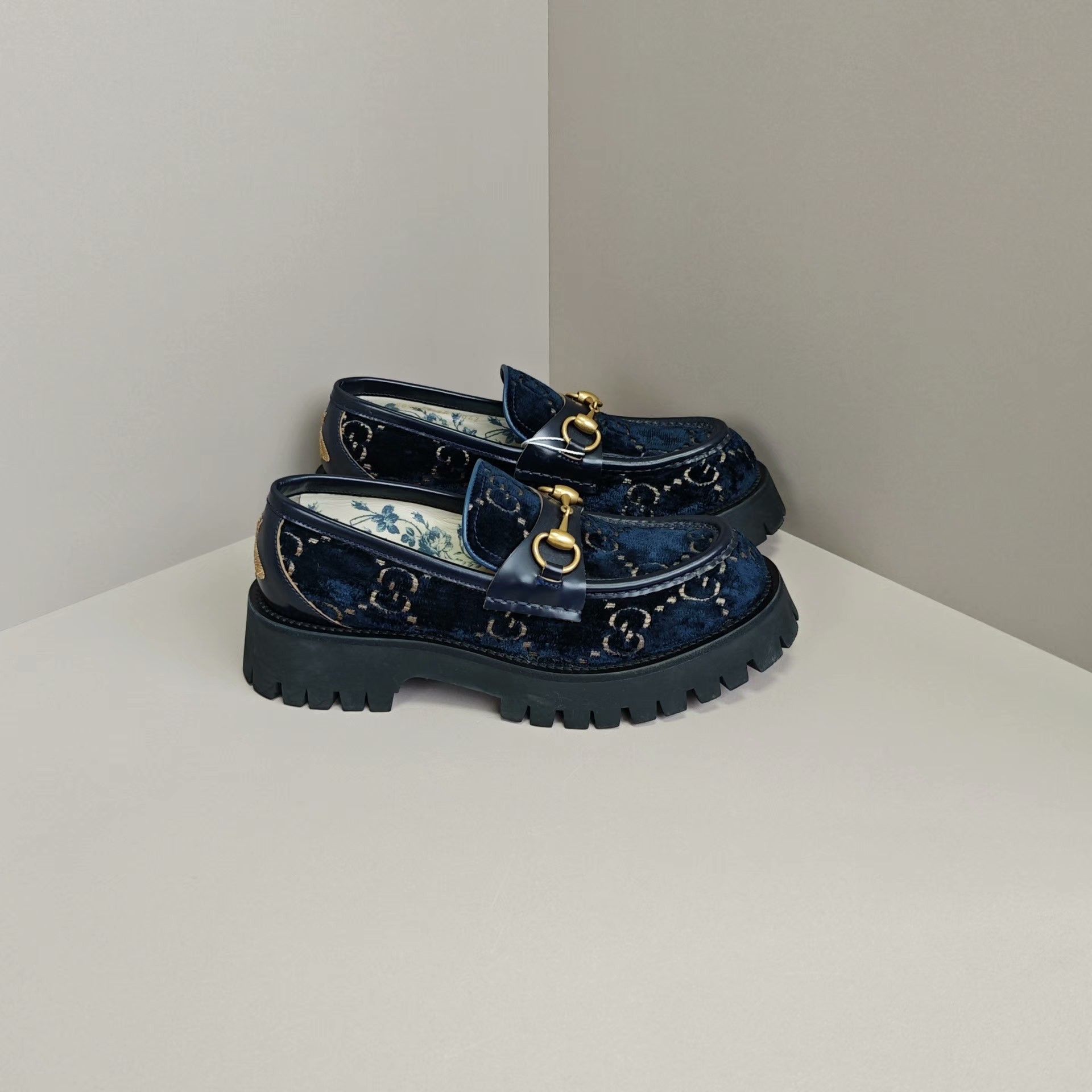 Gucci Gucci Velvet Lowtop Sneakers us_8 Women Size US 8 / IT 38 - 4 Thumbnail