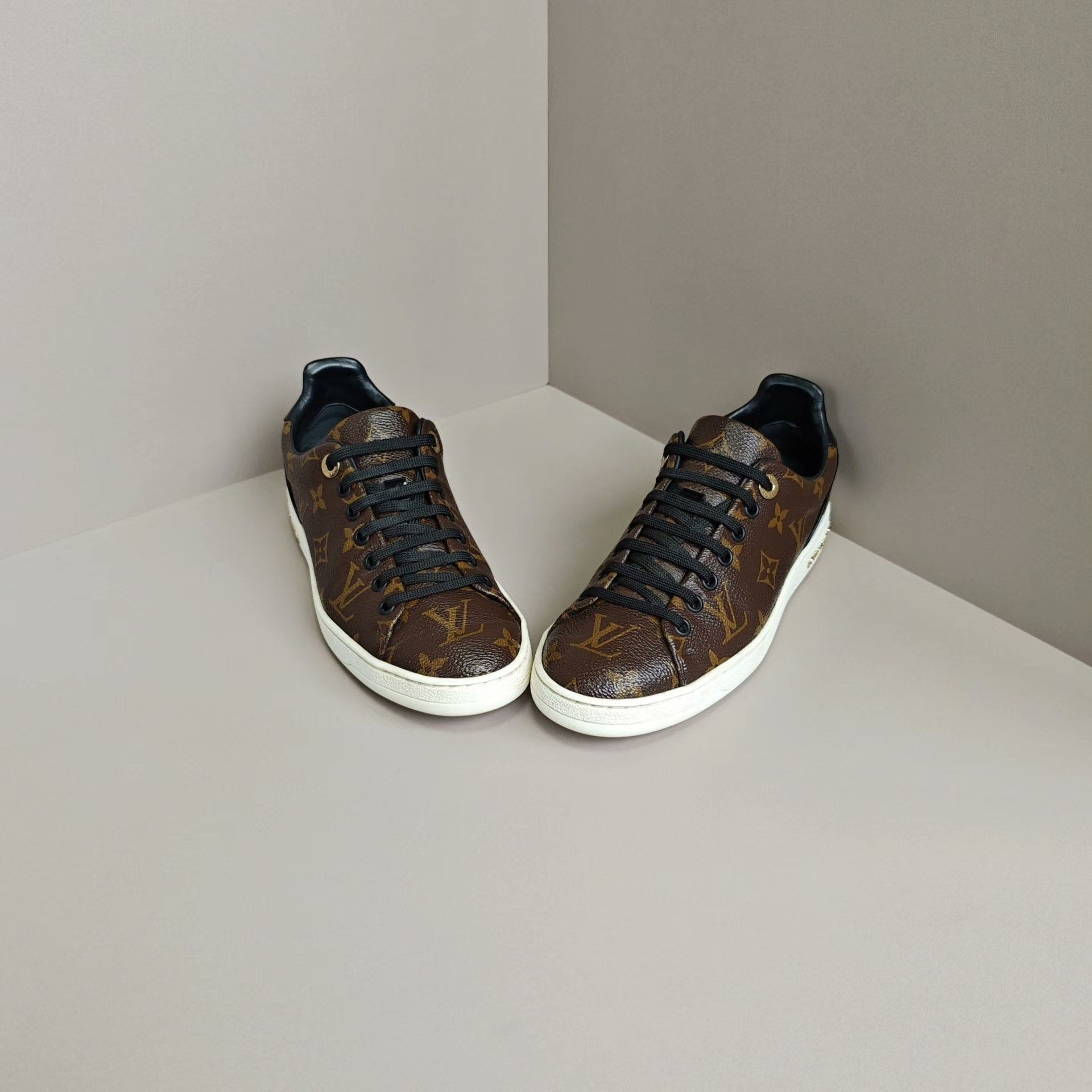 Louis Vuitton Louis Vuitton Lowtop Sneakers us_6 Women Size US 6 / IT 36 - 2 Thumbnail