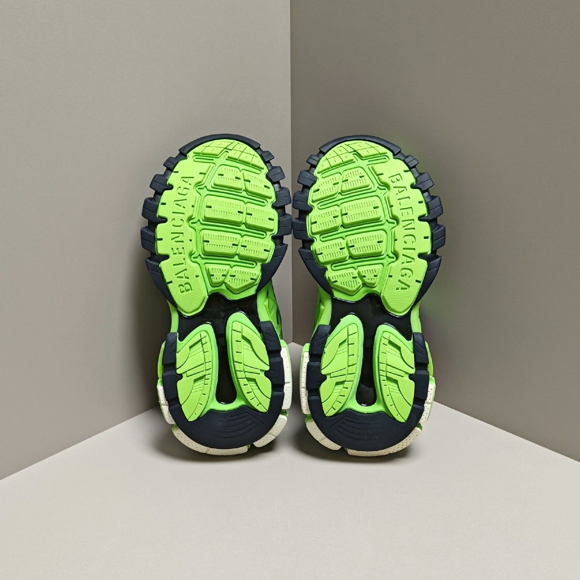 Balenciaga Balenciaga Green Lowtop Sneakers us_7 Women Size US 7 / IT 37 - 6 Thumbnail