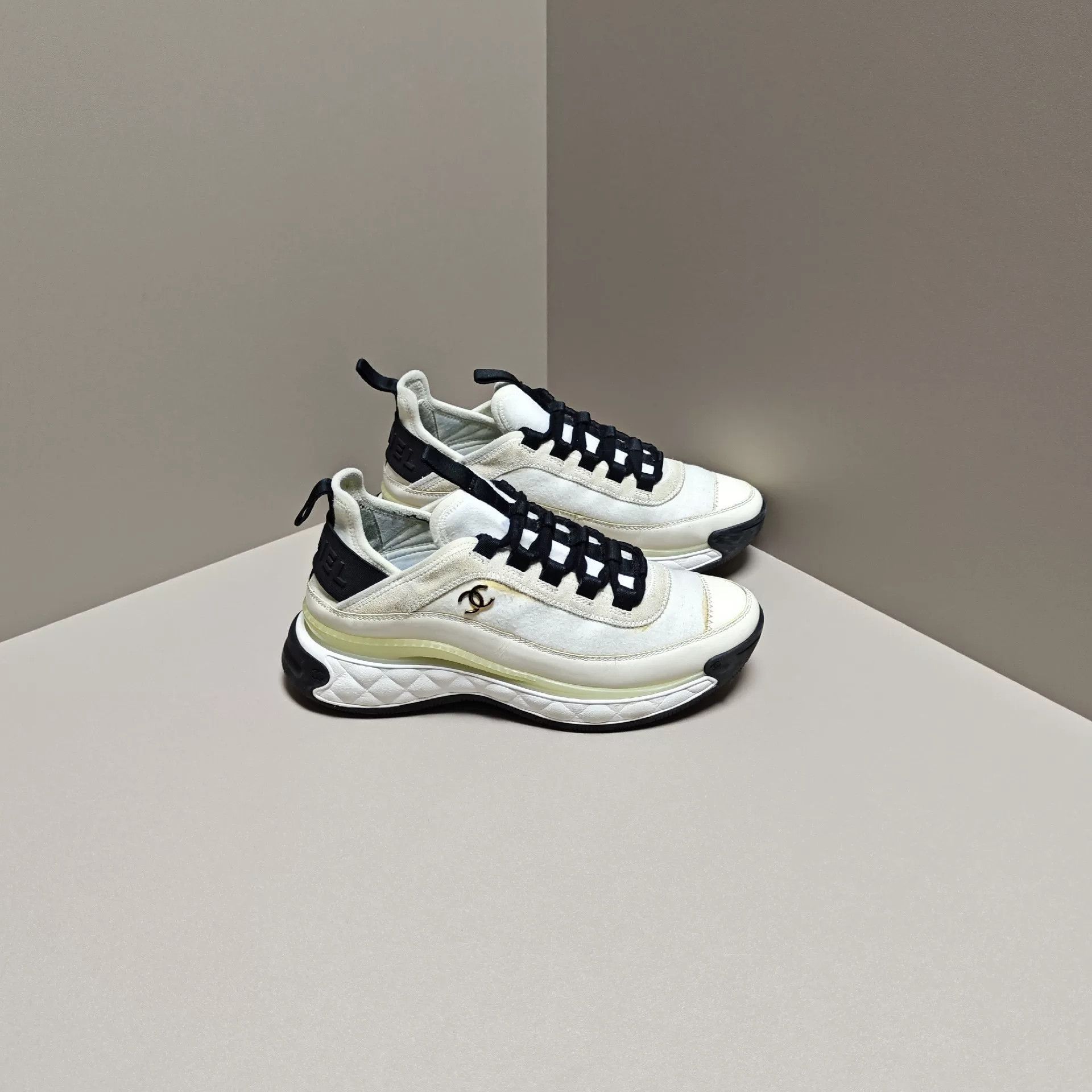 Chanel Chanel Casual Gold Lowtop Sneakers us_6 Women Size US 6 / IT 36 - 4 Thumbnail