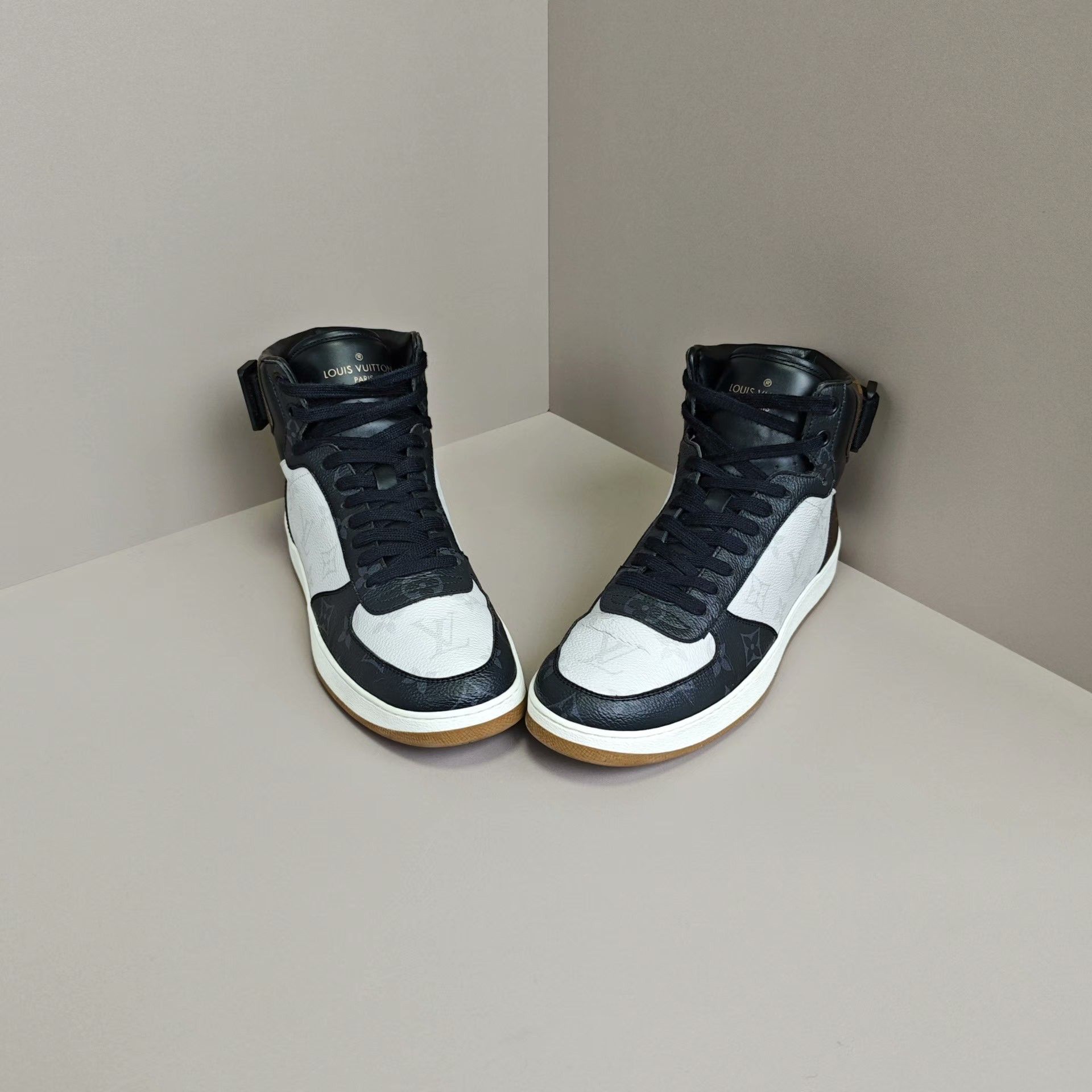 Louis Vuitton Louis Vuitton Hitop Sneakers 6 Men Size US 6 / EU 39 - 2 Thumbnail