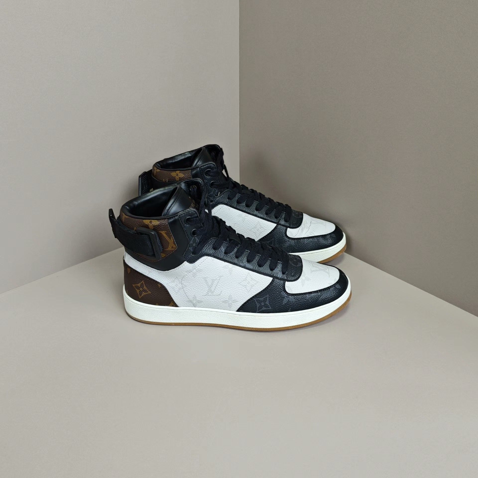 Louis Vuitton Louis Vuitton Hitop Sneakers 6 Men Size US 6 / EU 39 - 4 Thumbnail