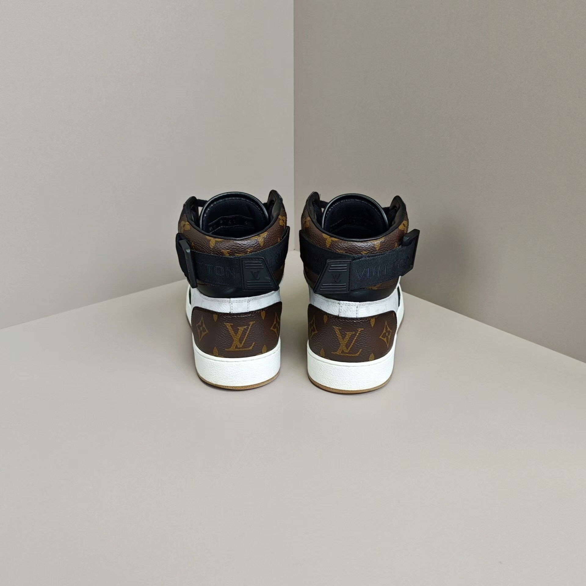 Louis Vuitton Louis Vuitton Hitop Sneakers 6 Men Size US 6 / EU 39 - 3 Thumbnail