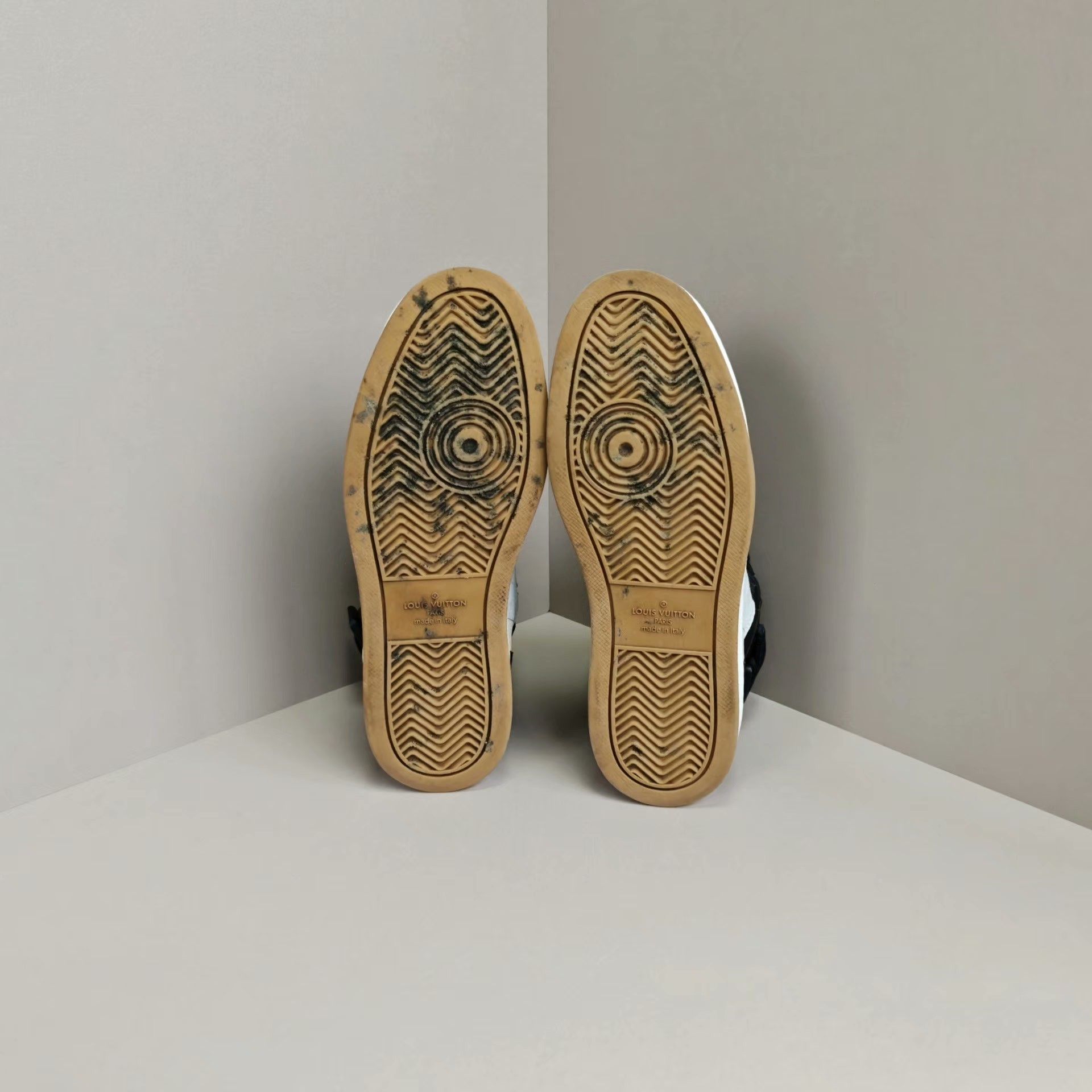 Louis Vuitton Louis Vuitton Hitop Sneakers 6 Men Size US 6 / EU 39 - 5 Thumbnail