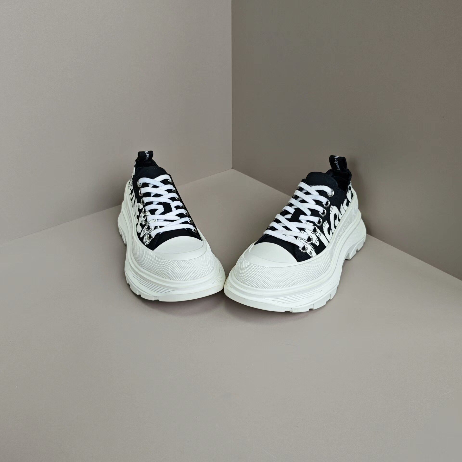 Alexander McQueen Alexander McQueen Casual Lowtop Sneakers us_7 Women Size US 7 / IT 37 - 2 Thumbnail