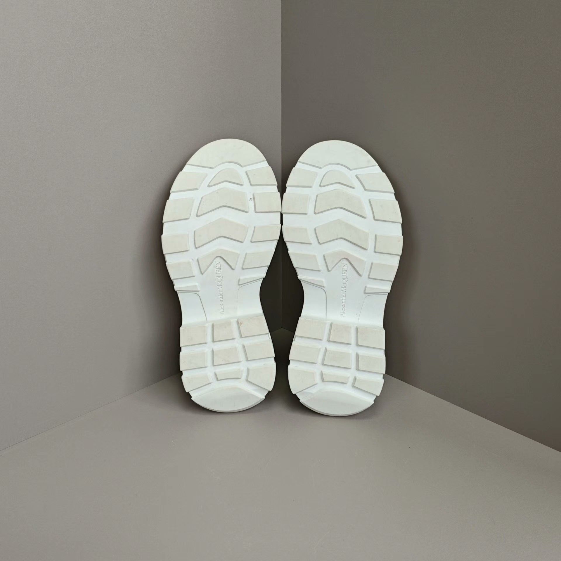 Alexander McQueen Alexander McQueen Casual Lowtop Sneakers us_7 Women Size US 7 / IT 37 - 5 Thumbnail