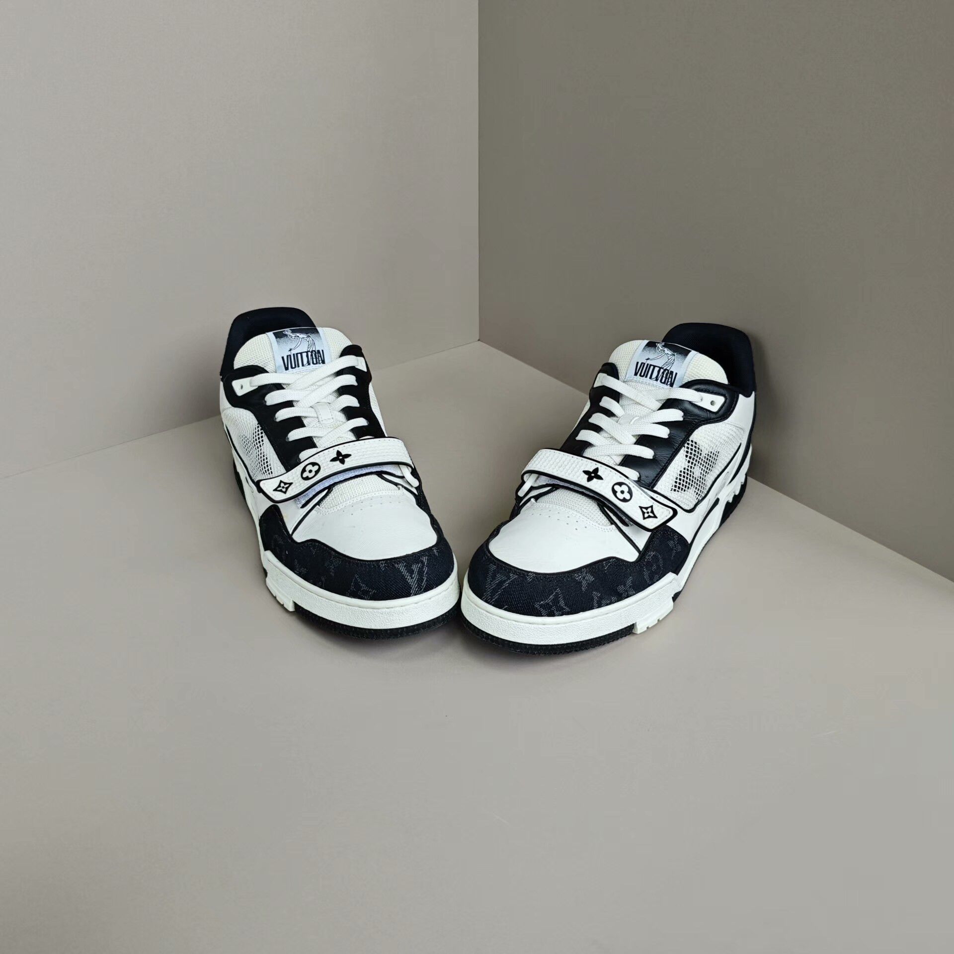 Louis Vuitton Louis Vuitton Training Black Lowtop Sneakers 11 Men Size US 11 / EU 44 - 2 Thumbnail