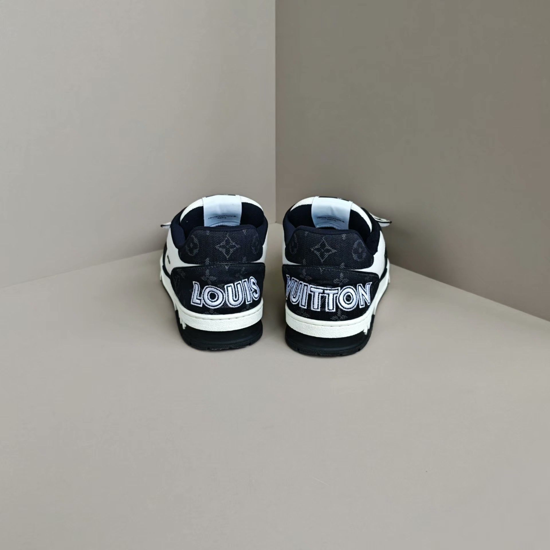 Louis Vuitton Louis Vuitton Training Black Lowtop Sneakers 11 Men Size US 11 / EU 44 - 3 Thumbnail