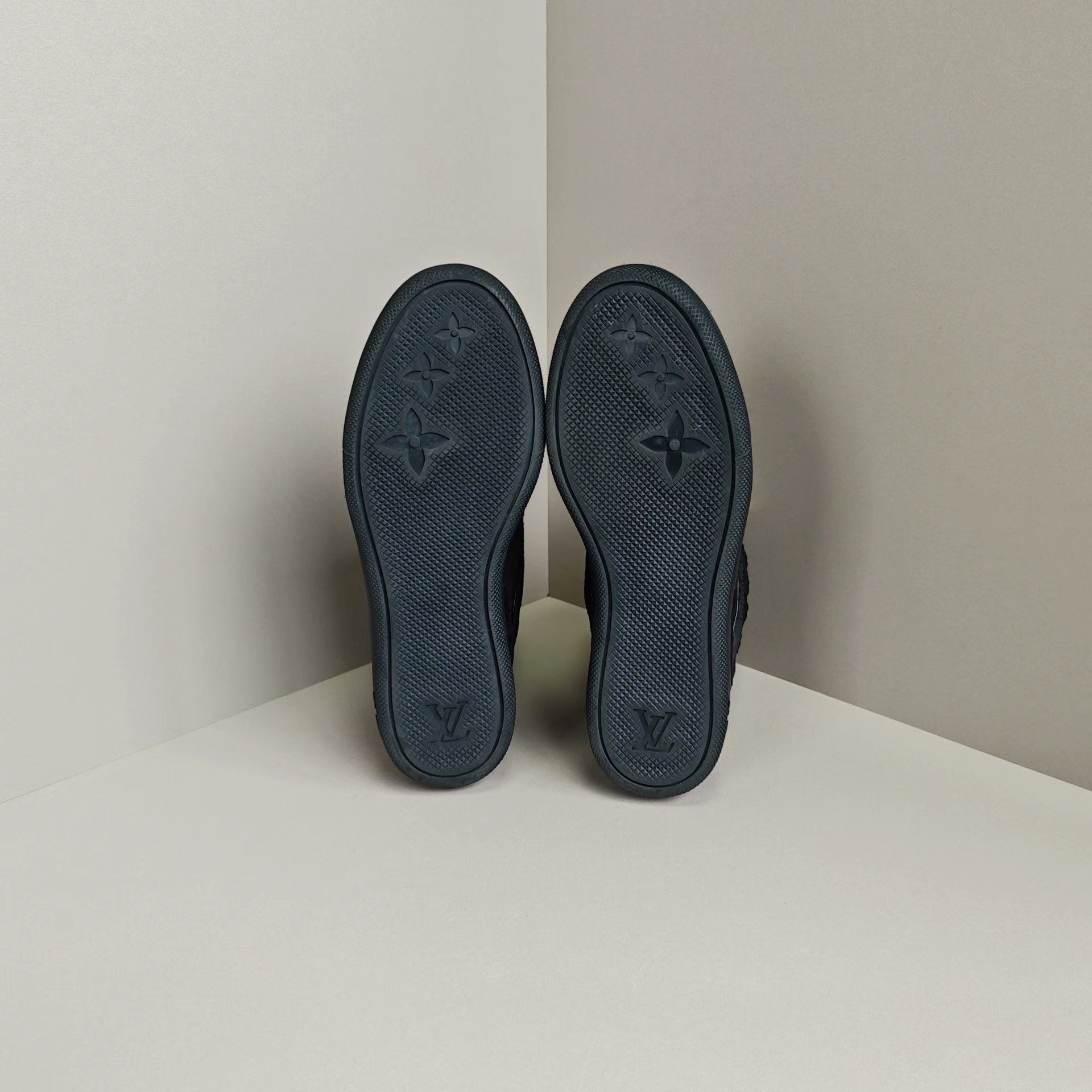Louis Vuitton Louis Vuitton Casual Hitop Sneakers us_7 Women Size US 7 / IT 37 - 5 Thumbnail
